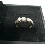 18ct gold vintage diamond three stone ring (2.4g)