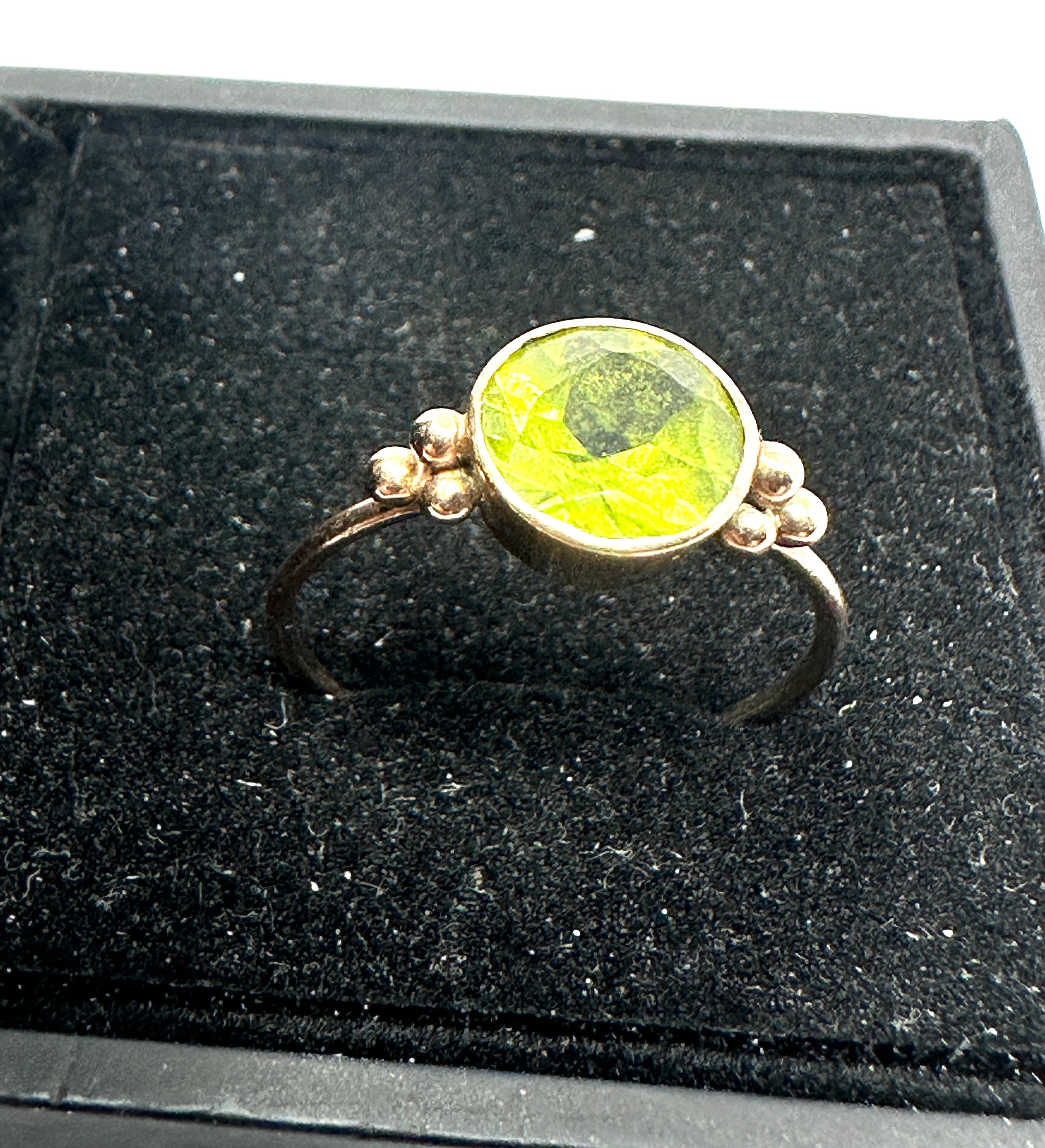 9ct gold peridot dress ring (1.5g)