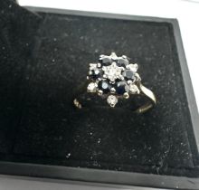 9ct gold sapphire & diamond vintage cluster ring (2.3g)
