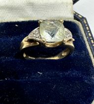 9ct gold diamond shoulders & white gemstone ring weight 4.2g