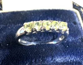 9ct white gold green gemstone ring weight 2.1