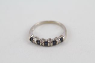 9ct gold sapphire five stone ring with diamond dividers (2.2g)