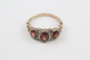 9ct gold garnet three stone ring with diamond dividers (2.3g) ring size L/M