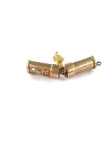 Hallmarked 9ct gold ER post box charm, hinged to reveal a postman inside total weight 2.8g