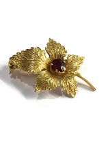 9ct gold garnet leaf brooch 2.4g