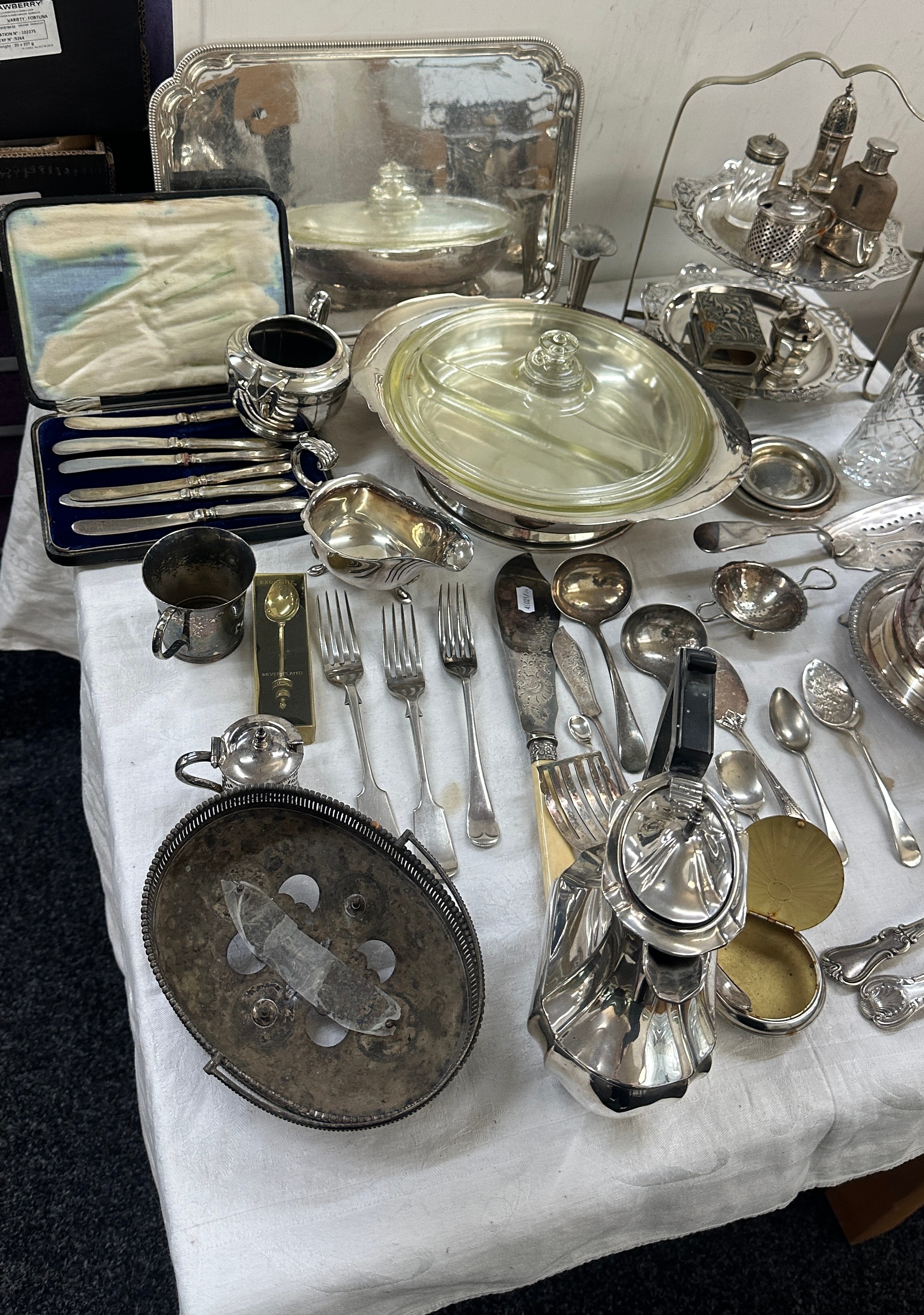 Two boxes of silver plate to include Harrods tray, Walker & Hall biscuit barrel and a large quantity - Bild 2 aus 5