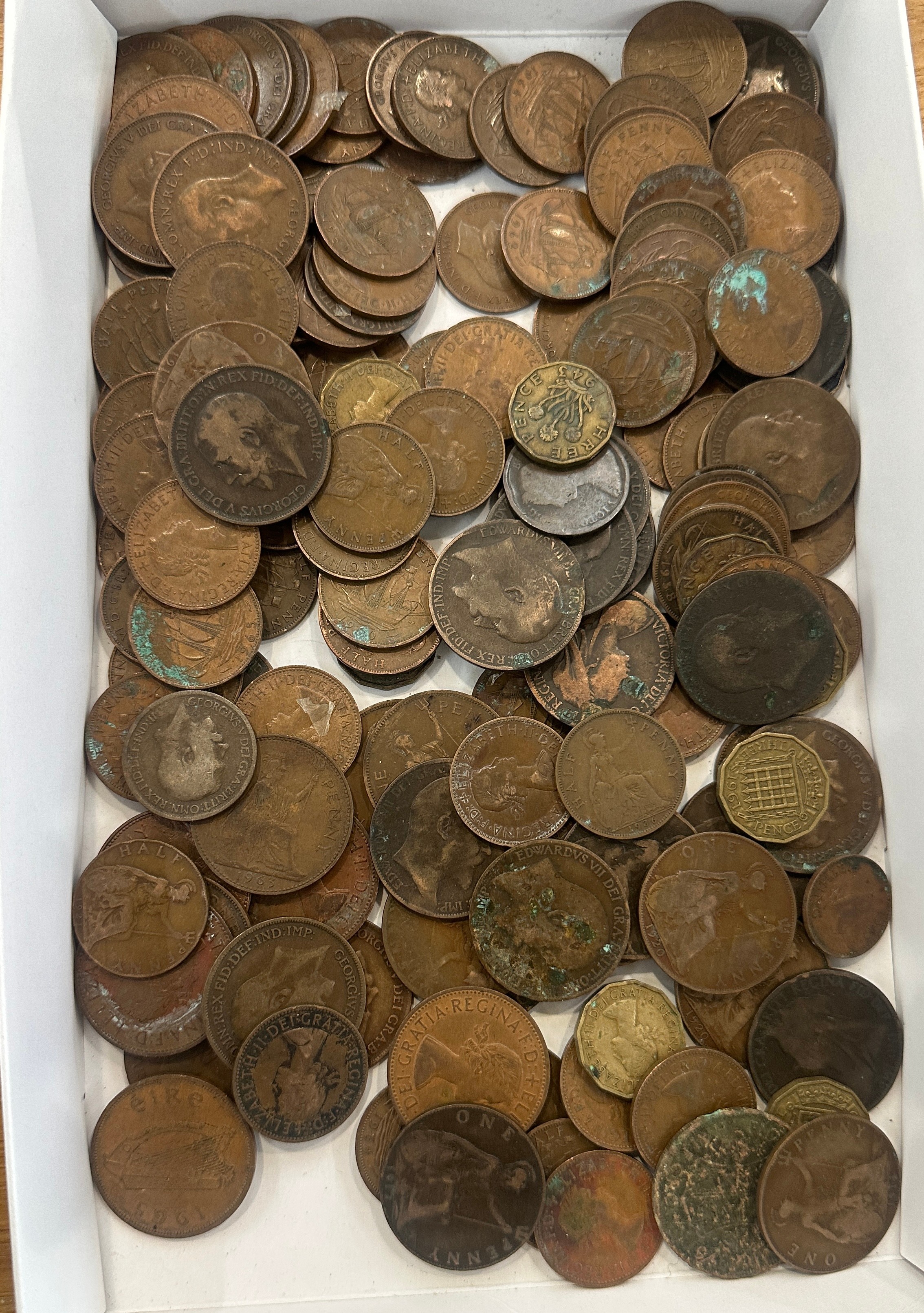 Tray of vintage coins
