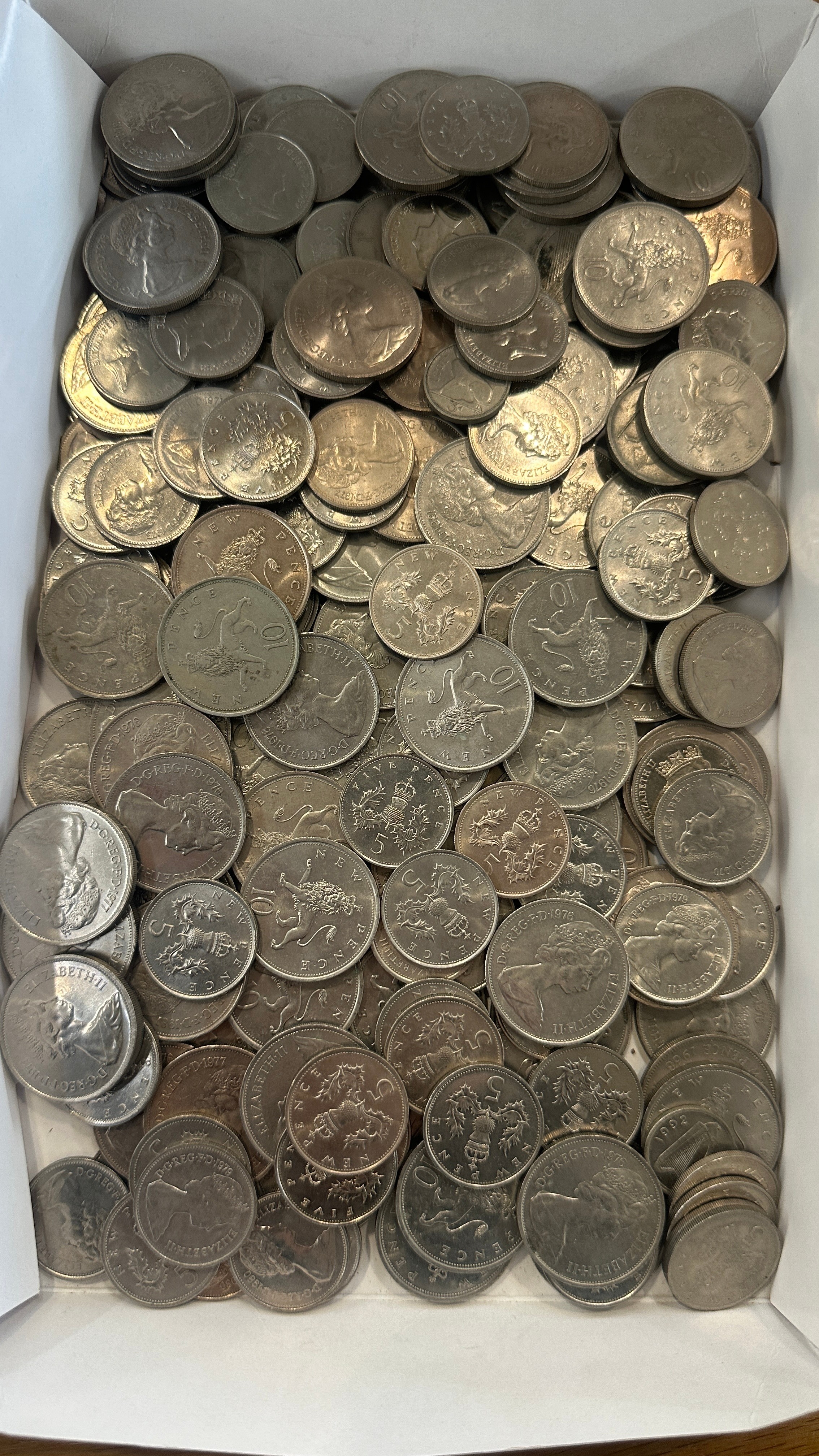 Tray of vintage coins includes 10ps and 5ps