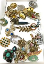 Tray of vintage and later brooches