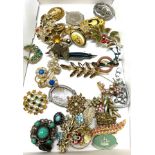 Tray of vintage and later brooches