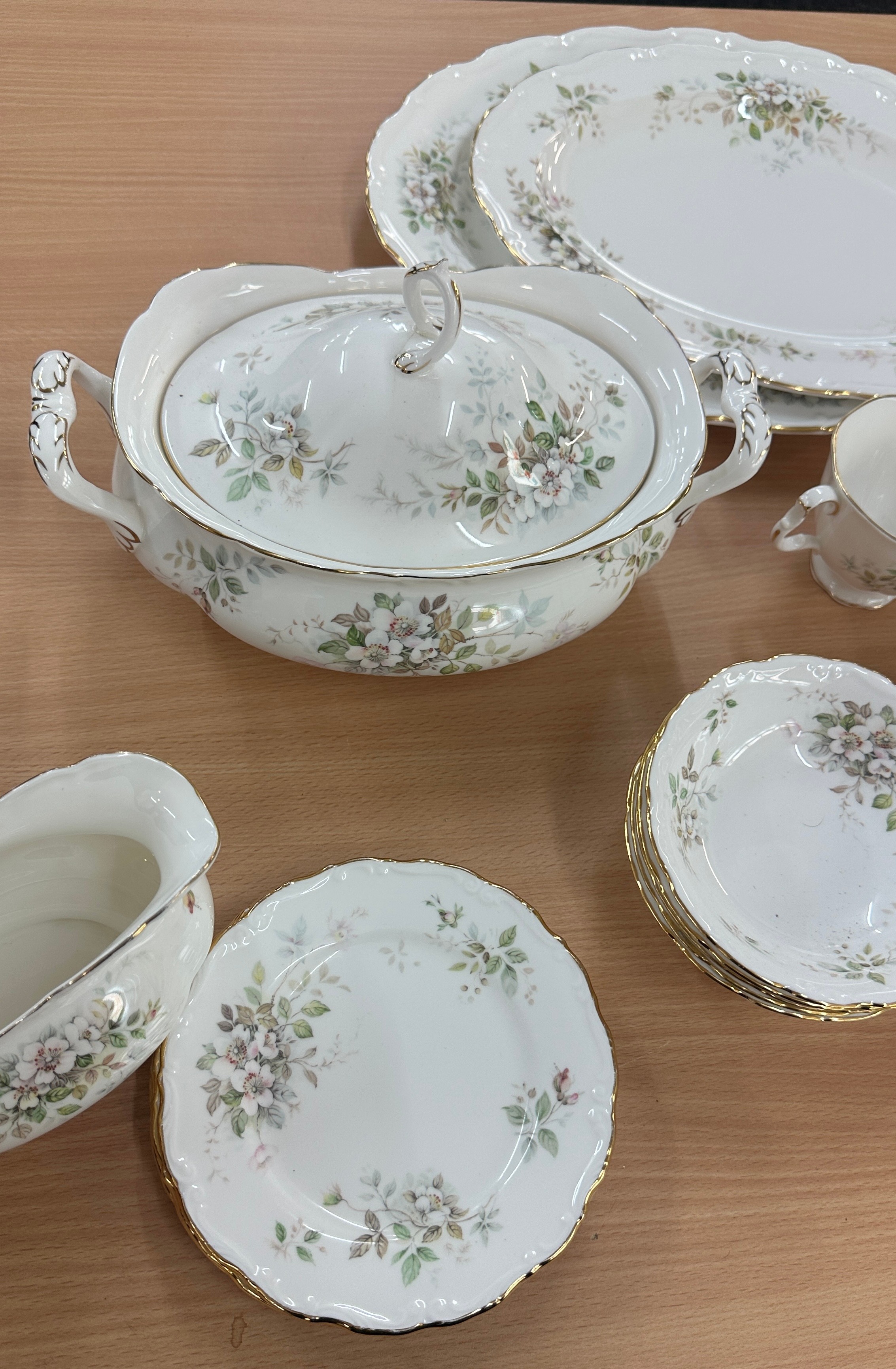 Selection of Royal Albert Haworth pattern part dinner service to include tureens, meat plates, - Image 4 of 5