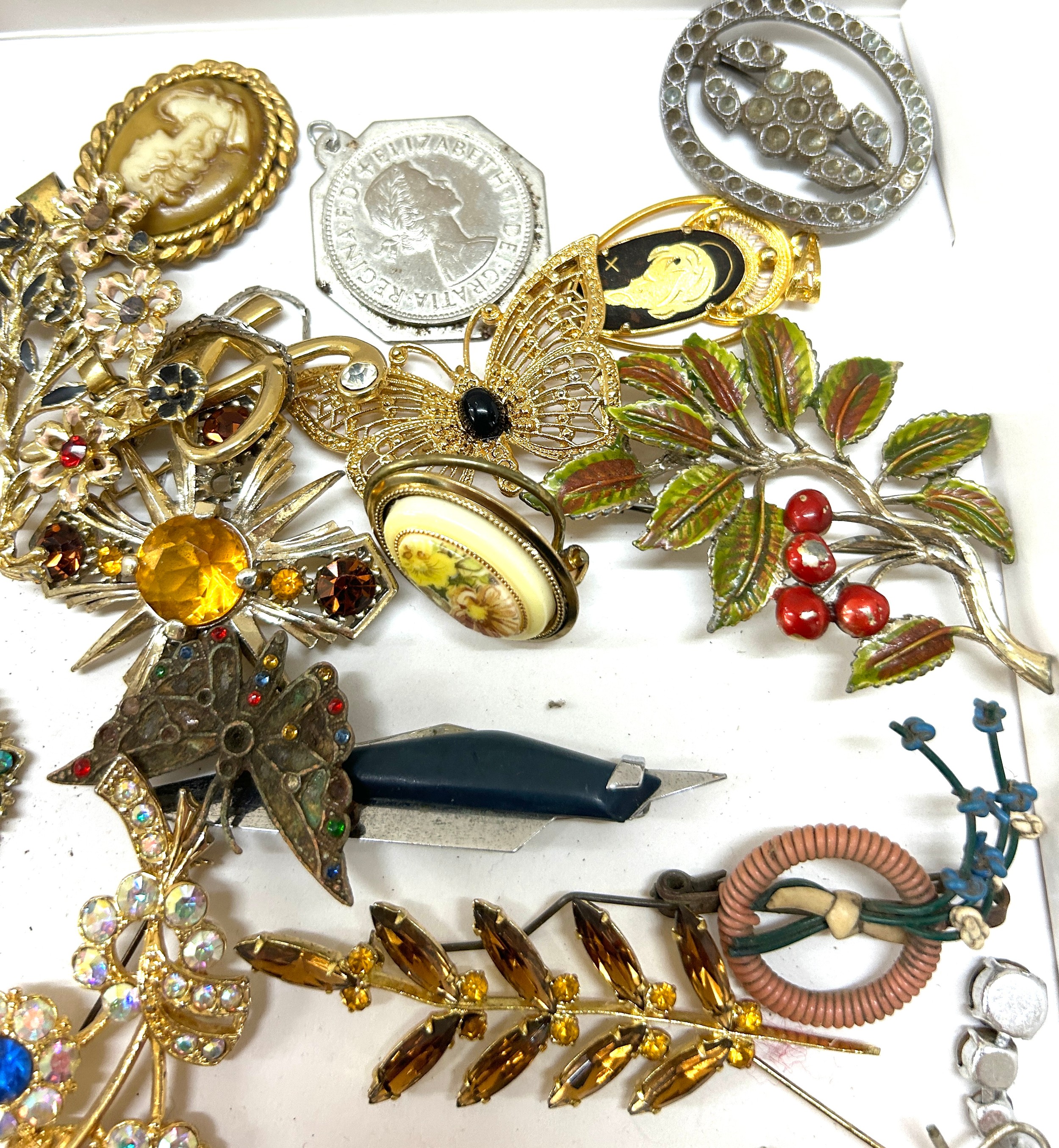 Tray of vintage and later brooches - Image 2 of 3