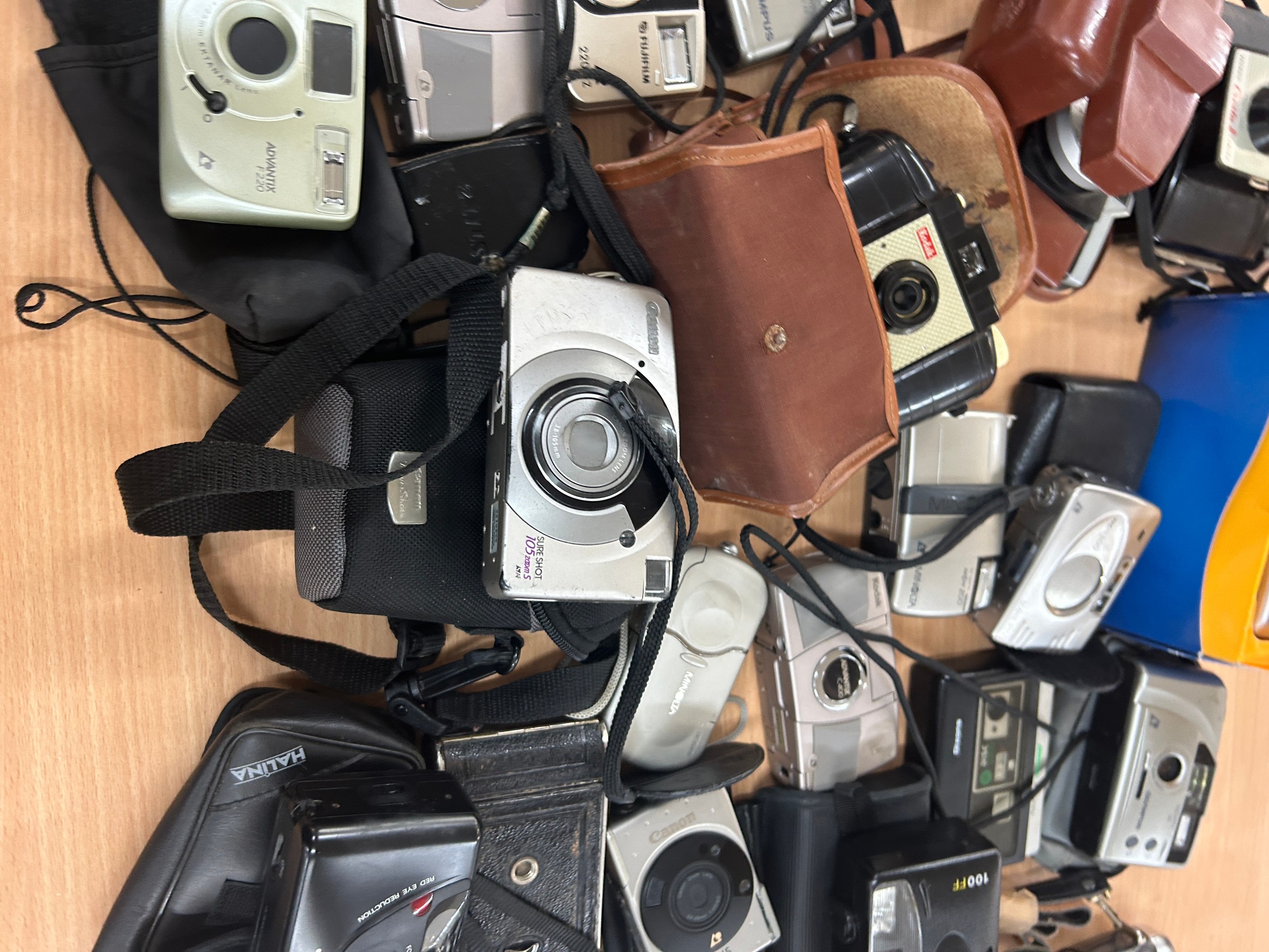 Selection of vintage and later cameras, all untested - Image 5 of 5