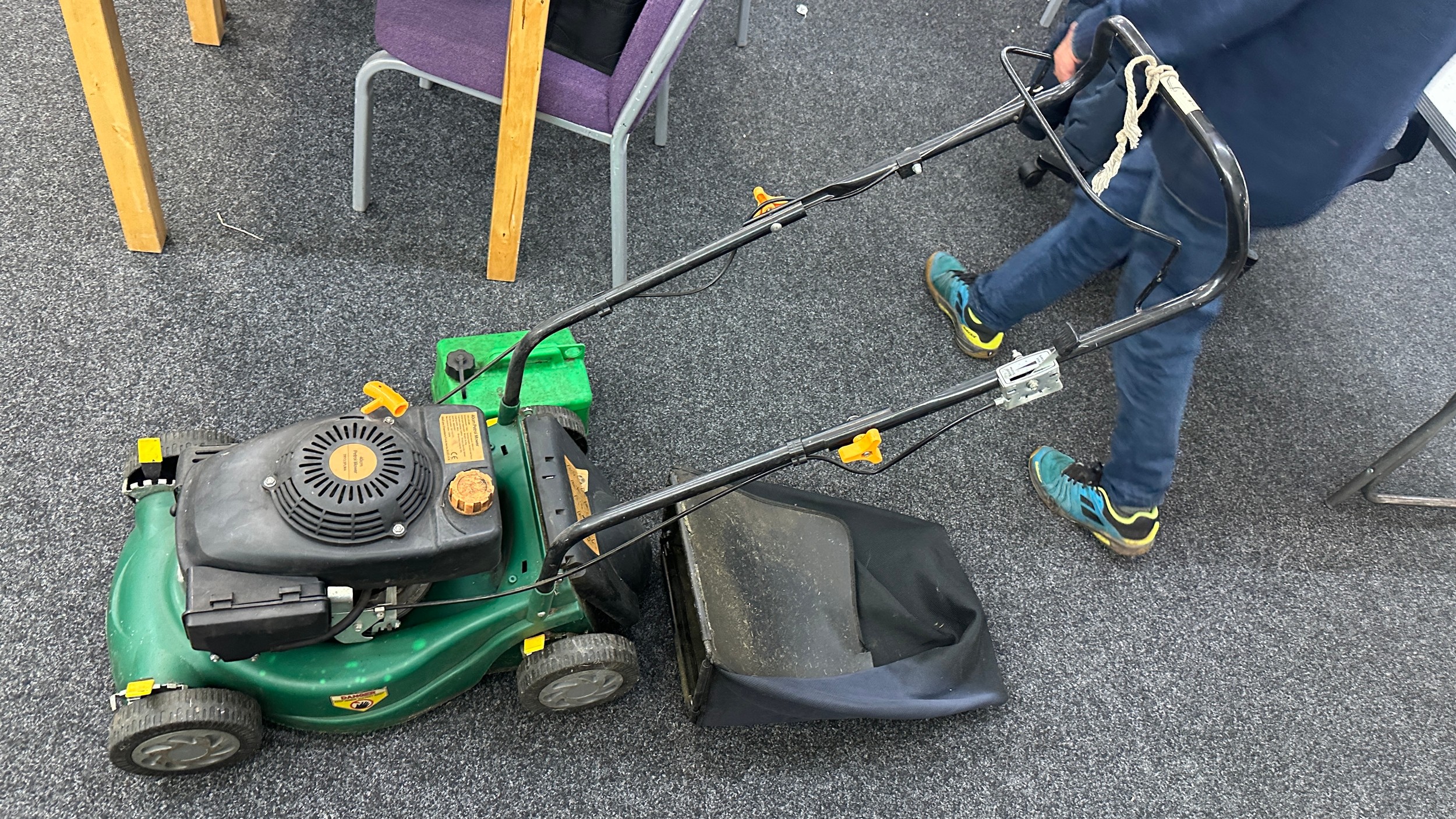 40cm petrol mower - in working order - Image 2 of 3