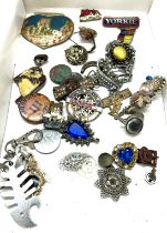 Tray of collectables includes badges, brooches, rings etc