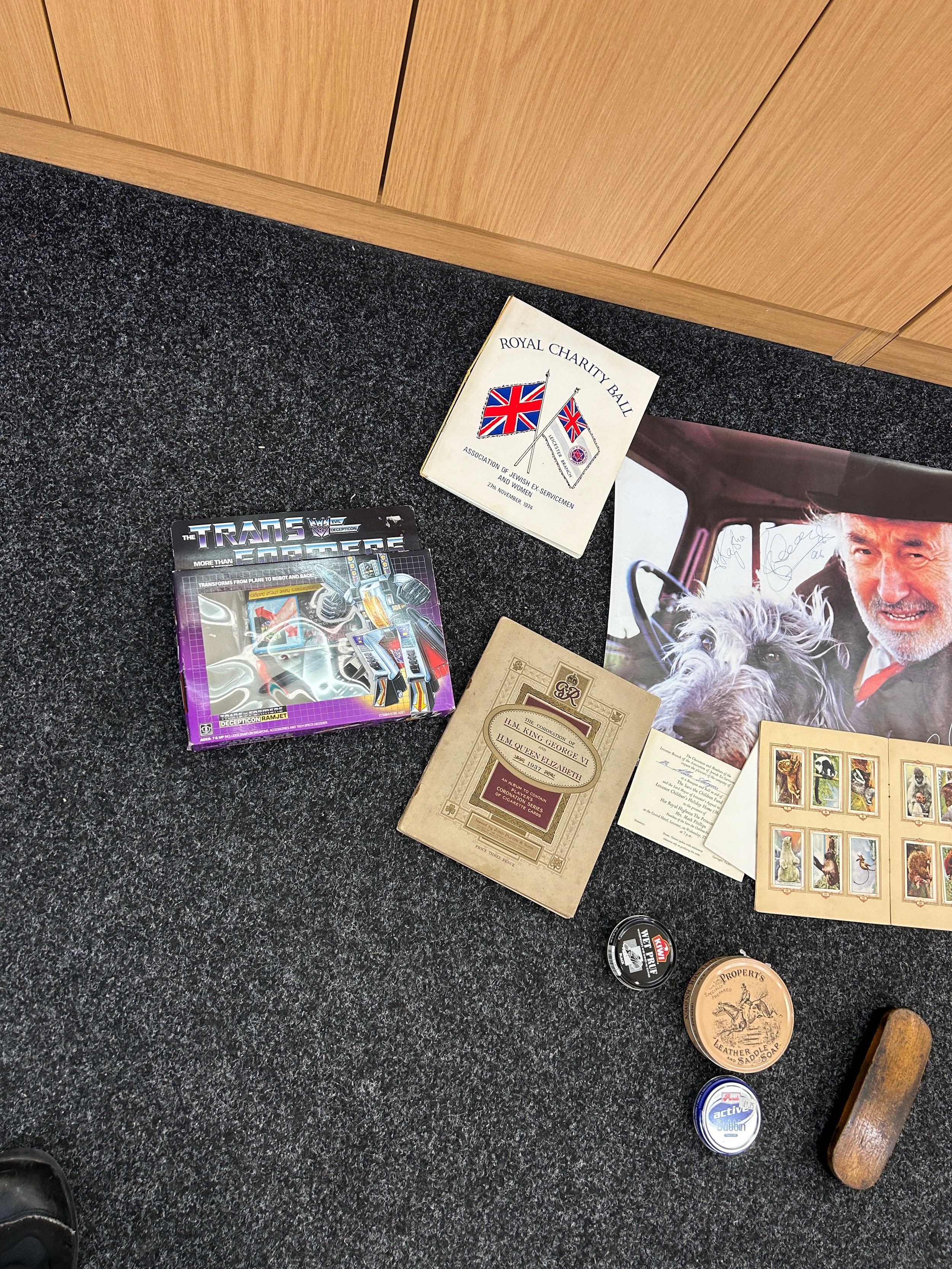 Selection of vintage collectable items to include Bill Maynard signed picture, ale, cigarette - Image 2 of 3