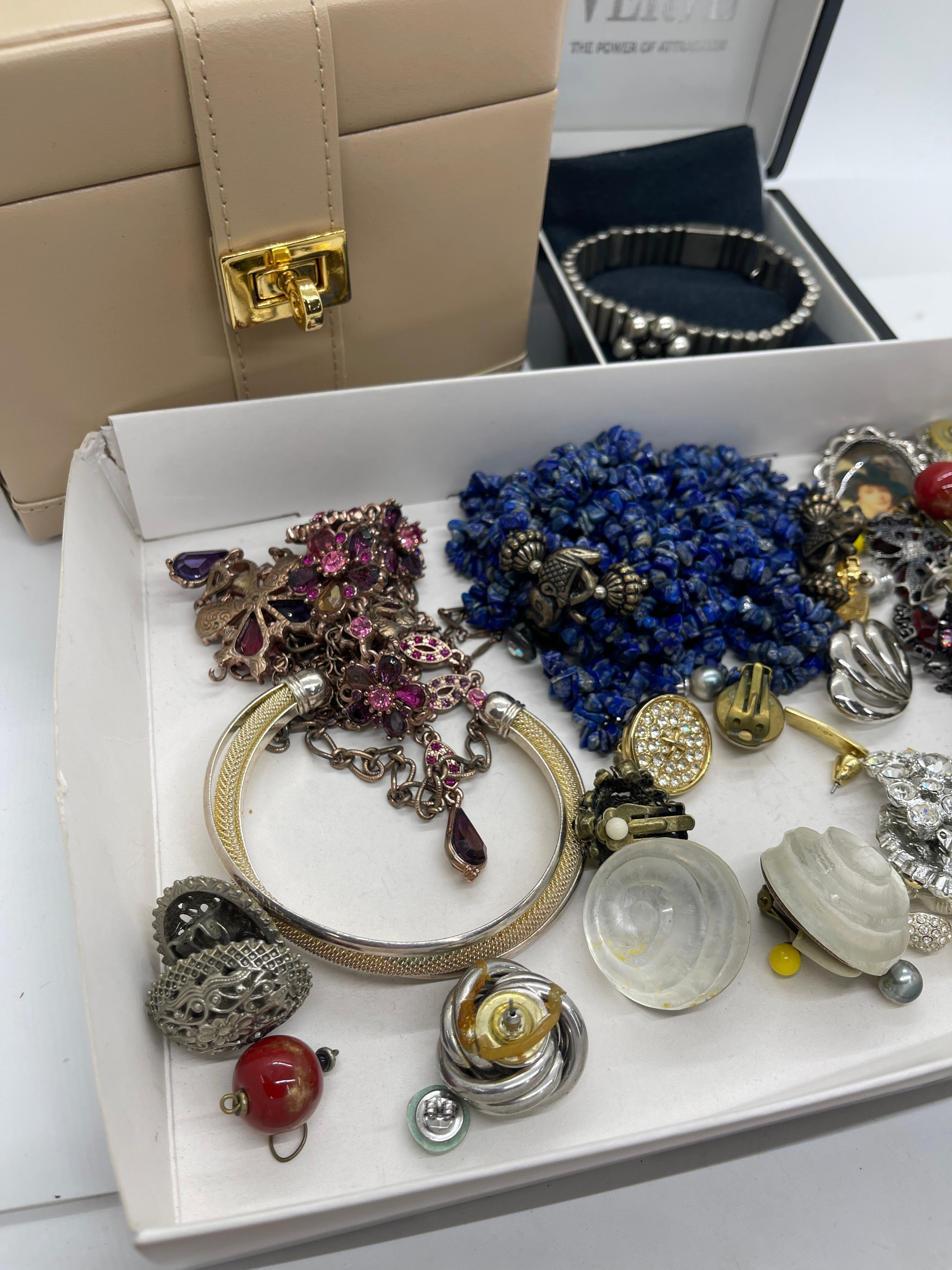 Tray of costume jewellery includes Earrings, Verve bracelet, perfume bottle etc - Image 4 of 5