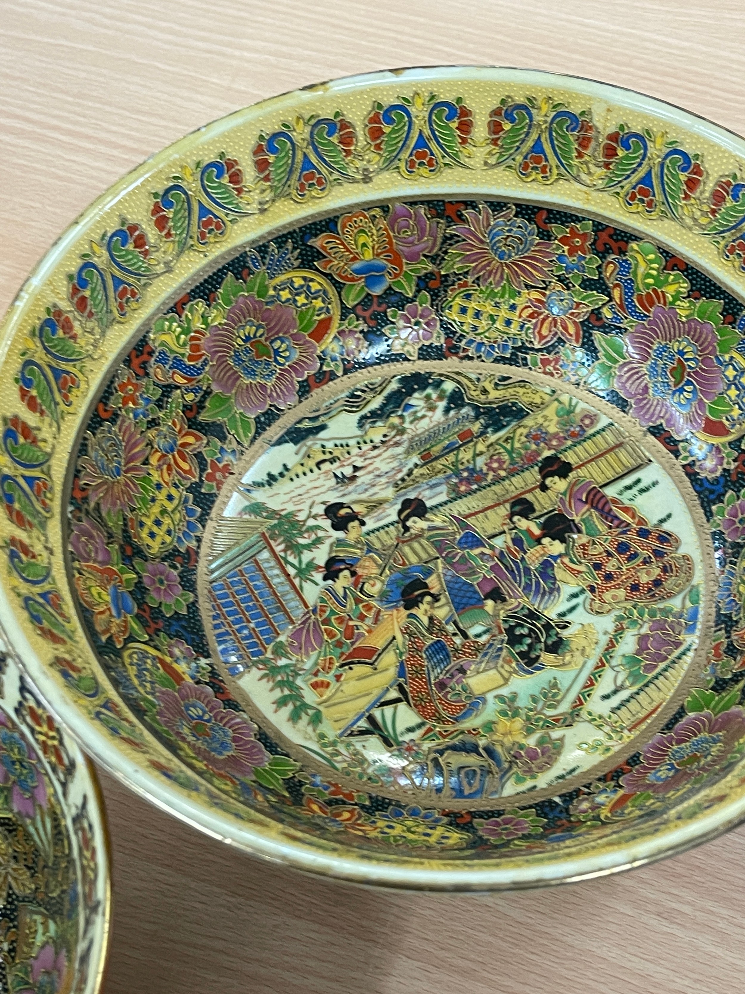 2 Japanese hand painted bowls, largest measures approximately 10 inches diameter 4.5 inches tall - Image 4 of 8