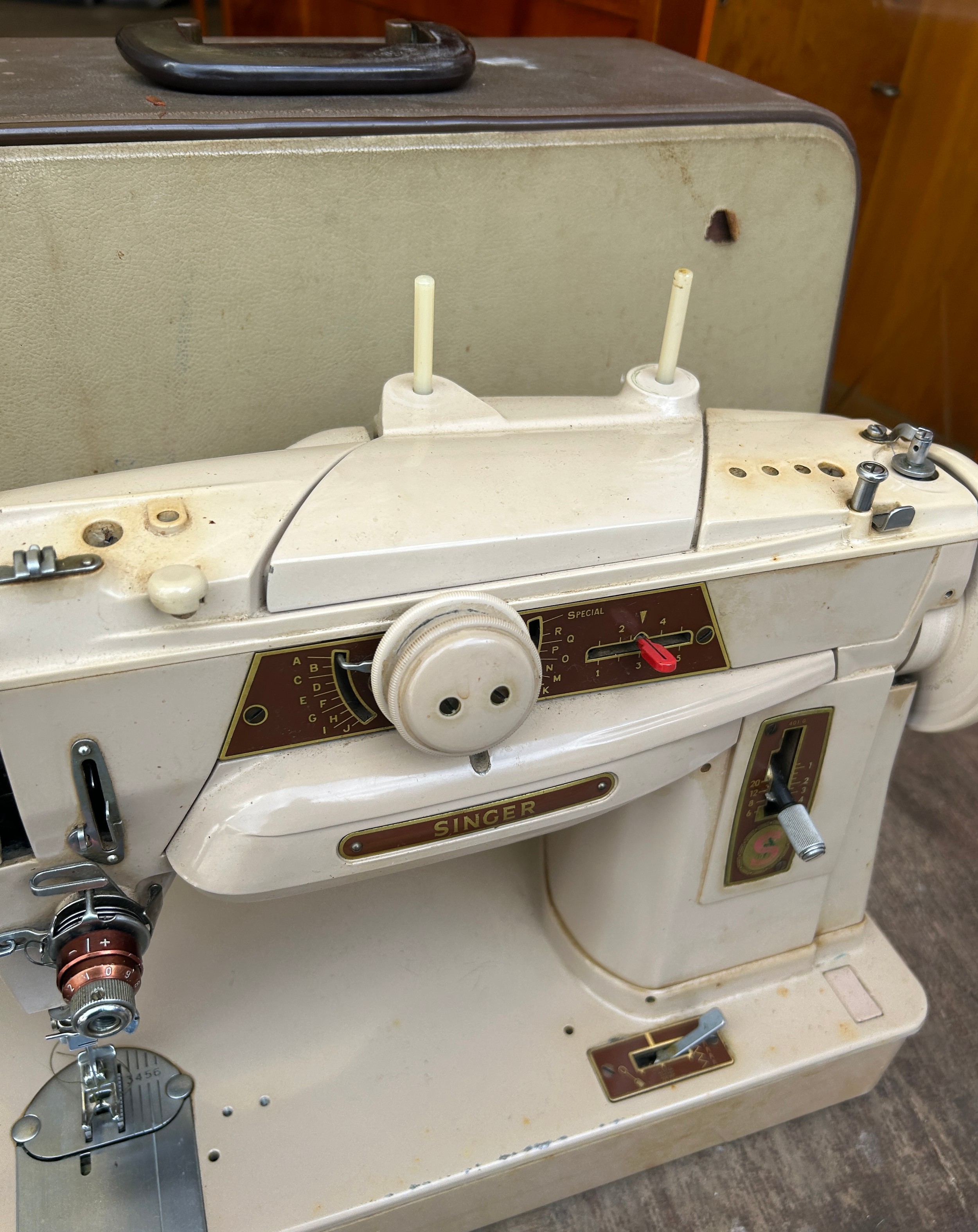 Vintage Singer sewing machine, untested - Image 2 of 2