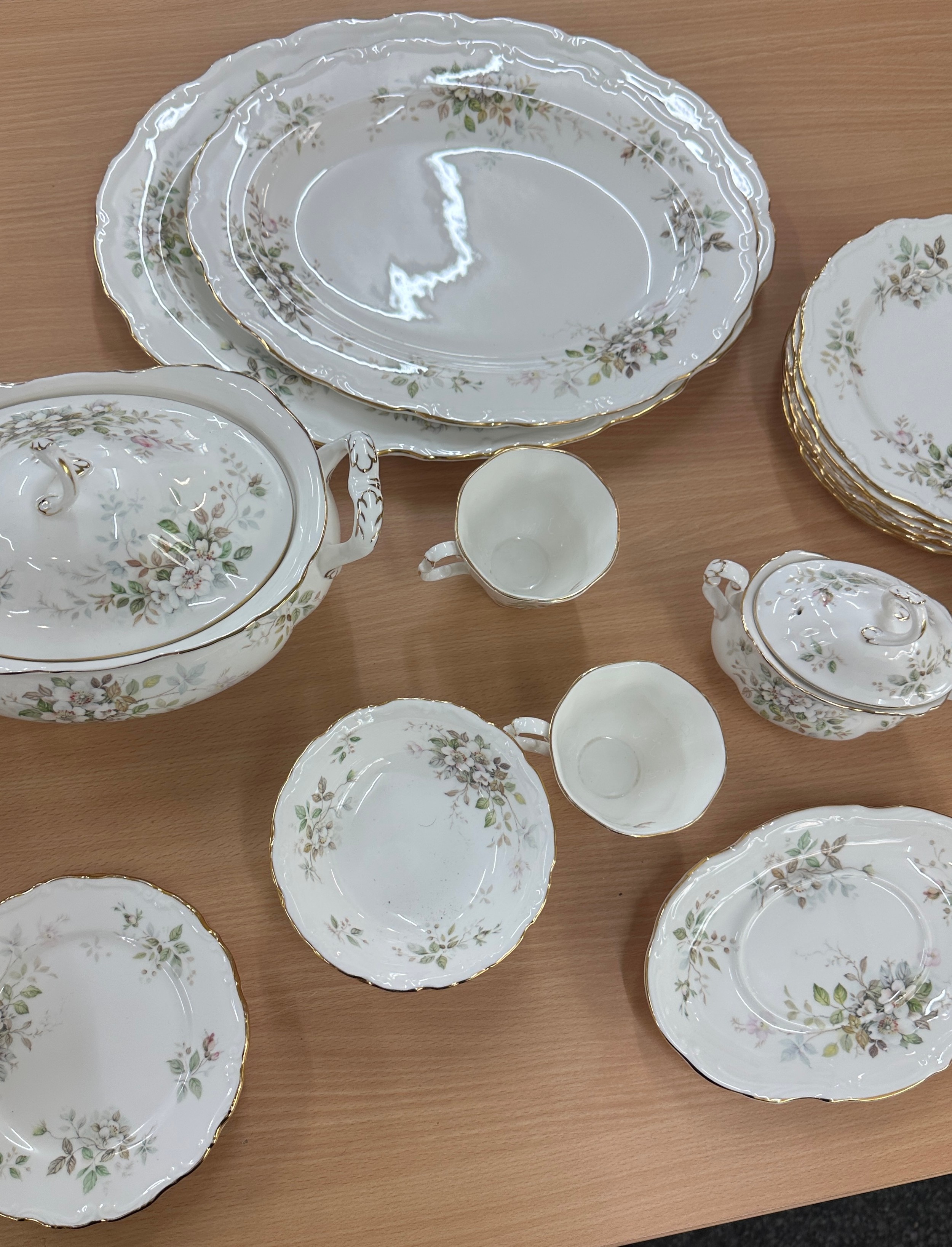 Selection of Royal Albert Haworth pattern part dinner service to include tureens, meat plates, - Image 3 of 5