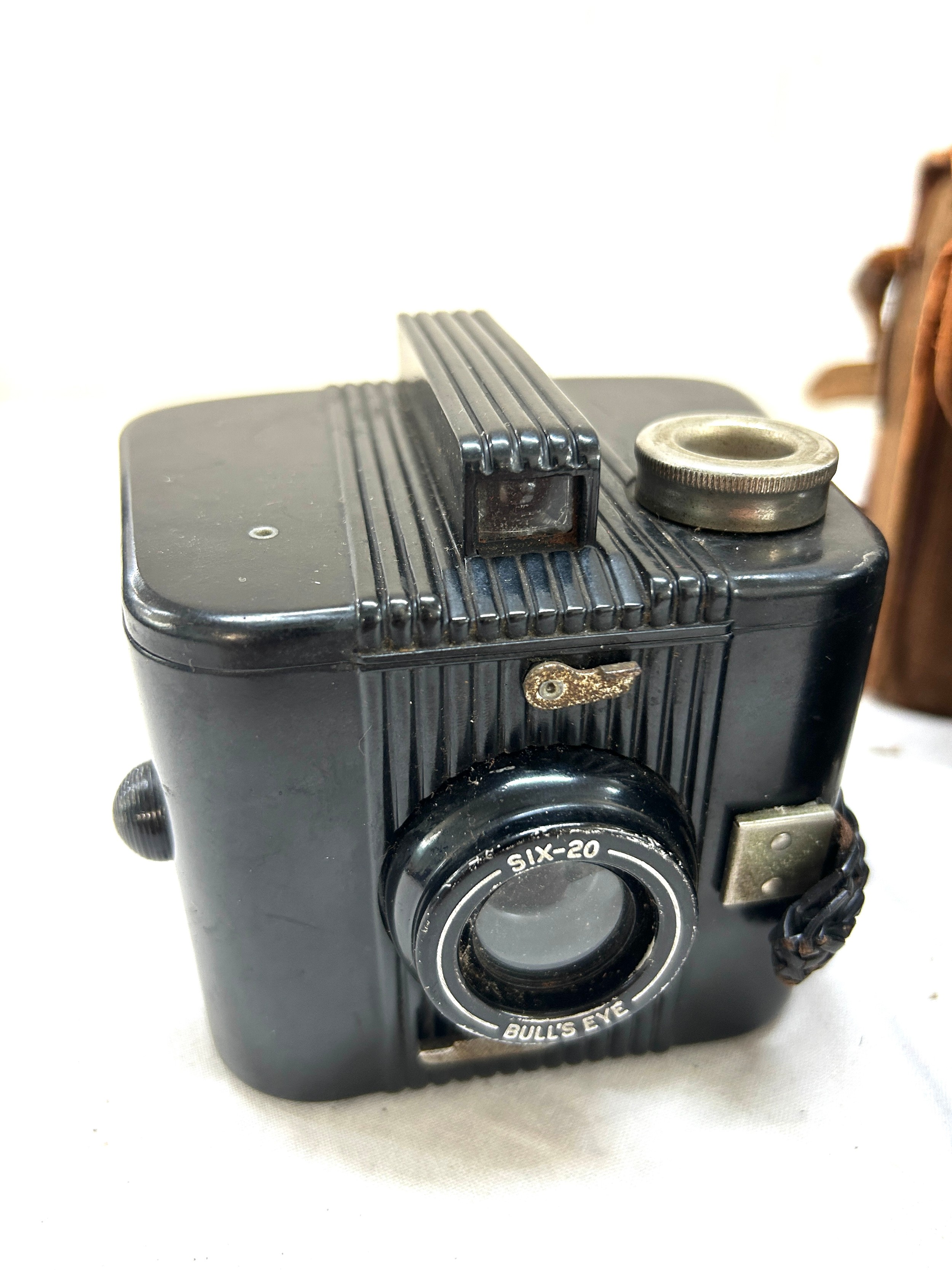 Two vintage cameras one Six-20 Brownie by Kodak and Six-20 bulls eye - untested - Bild 2 aus 3