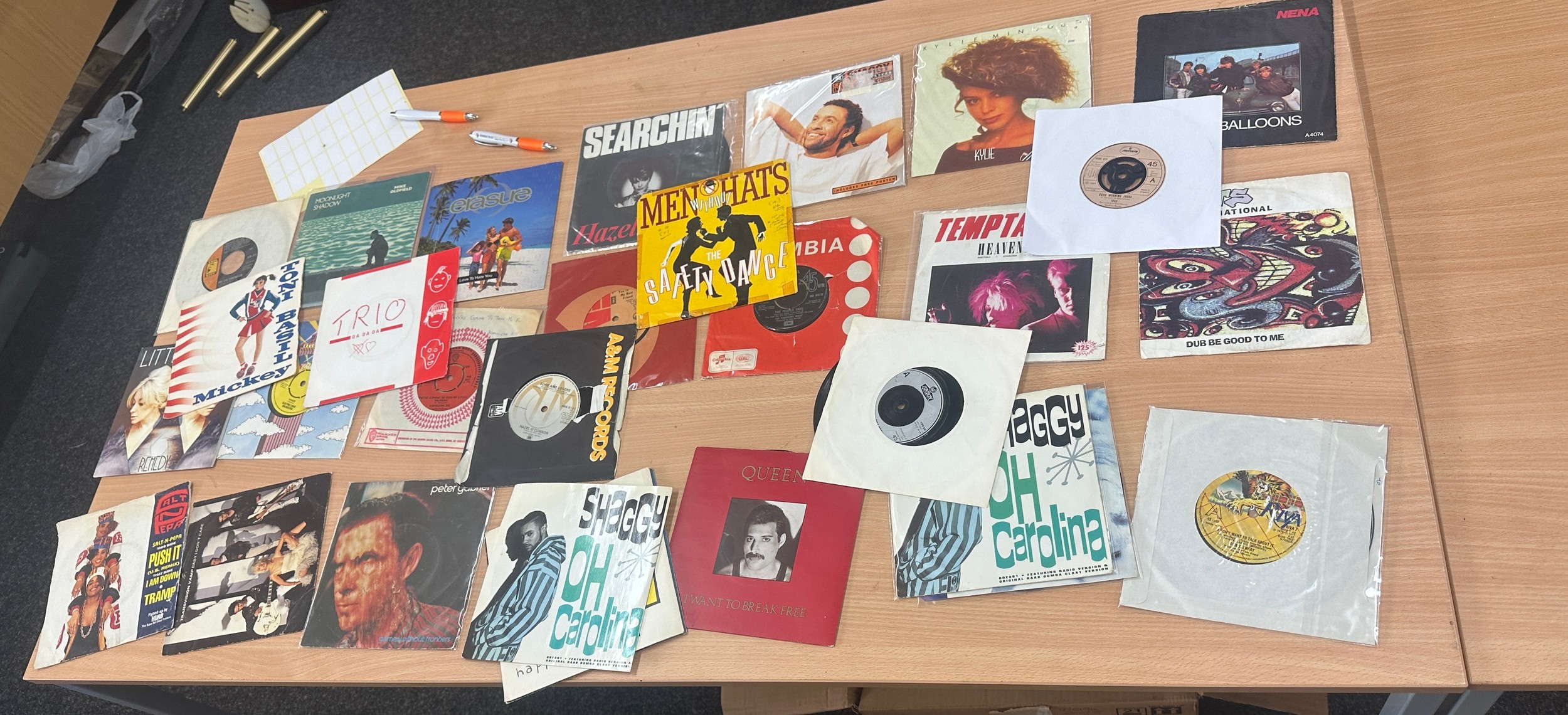 Selection of vinyl singles to include Rod Stewart, Shaggy, Queen etc