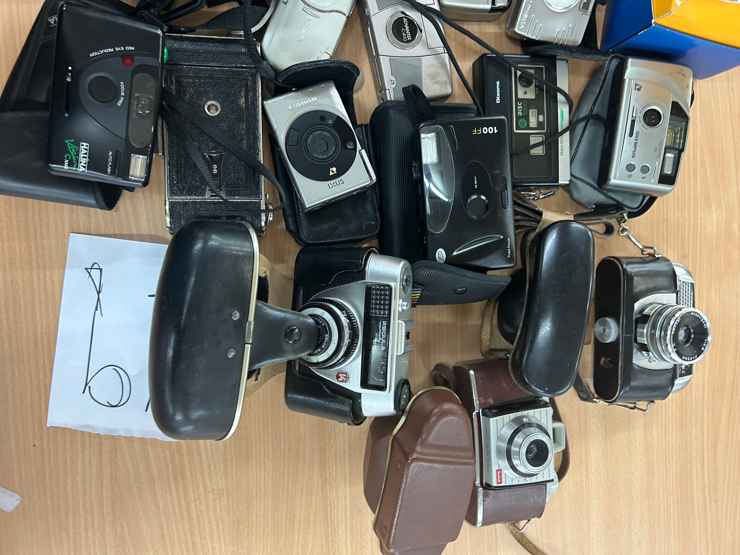 Selection of vintage and later cameras, all untested - Image 2 of 5