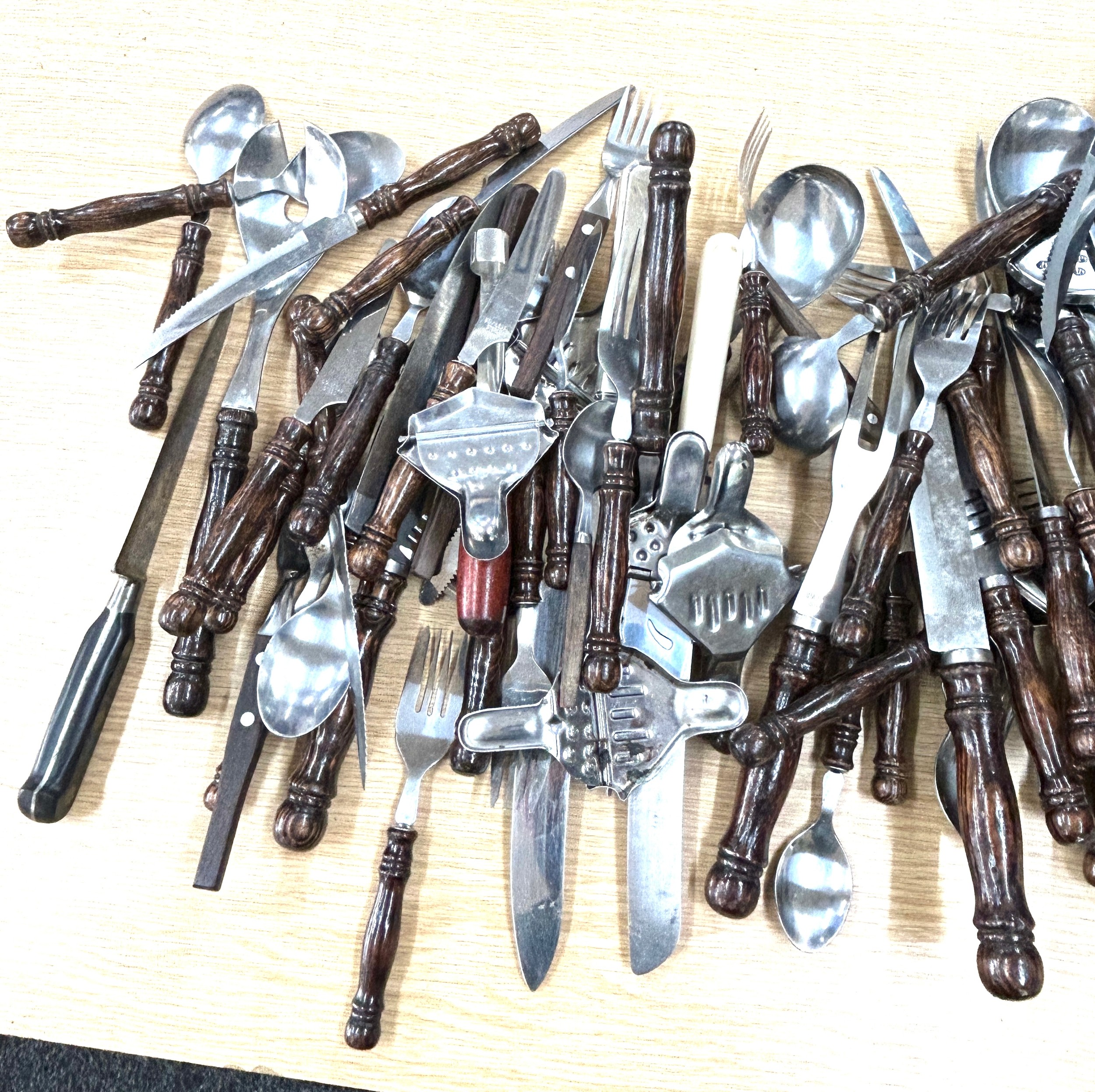 a Very large quantity of vintage cutlery 1 heavy crate - Image 4 of 4