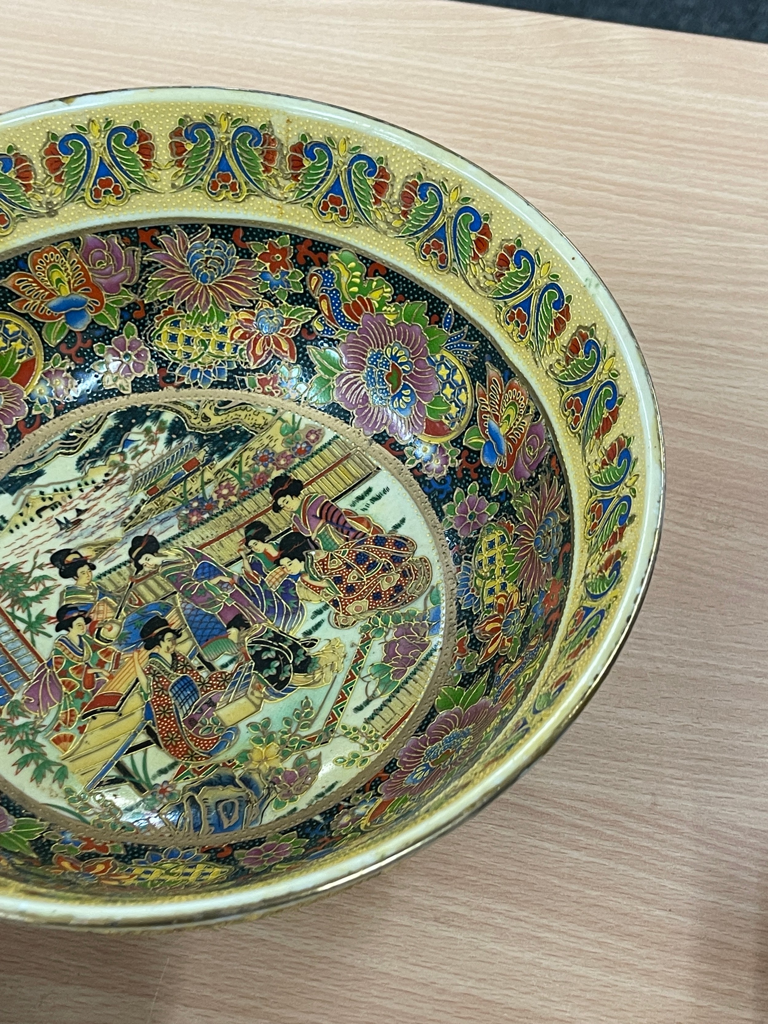 2 Japanese hand painted bowls, largest measures approximately 10 inches diameter 4.5 inches tall - Image 3 of 8