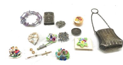 Tray of costume jewellery includes silver plated purse, siam silver lighter, brooches etc