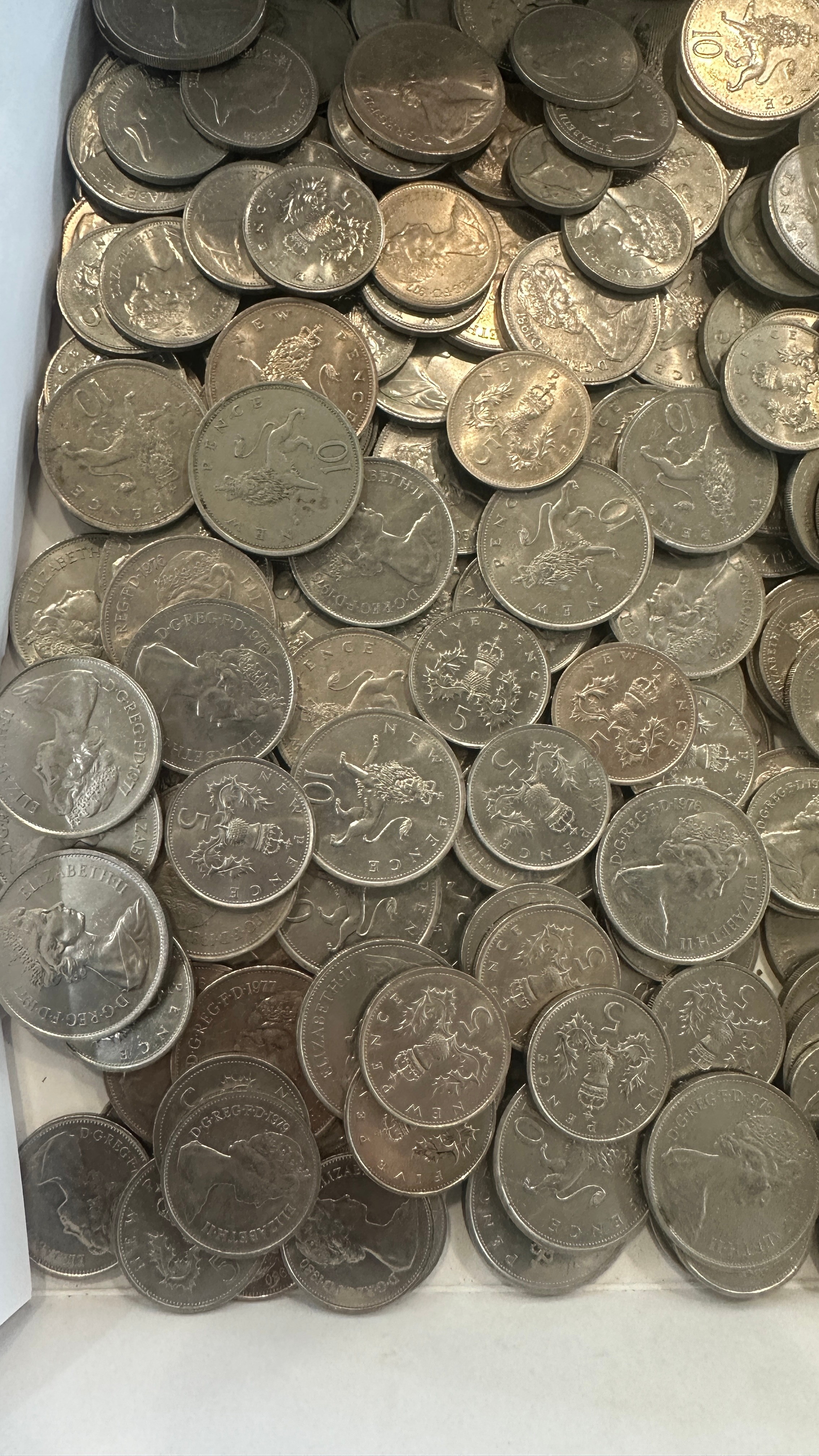 Tray of vintage coins includes 10ps and 5ps - Image 4 of 5