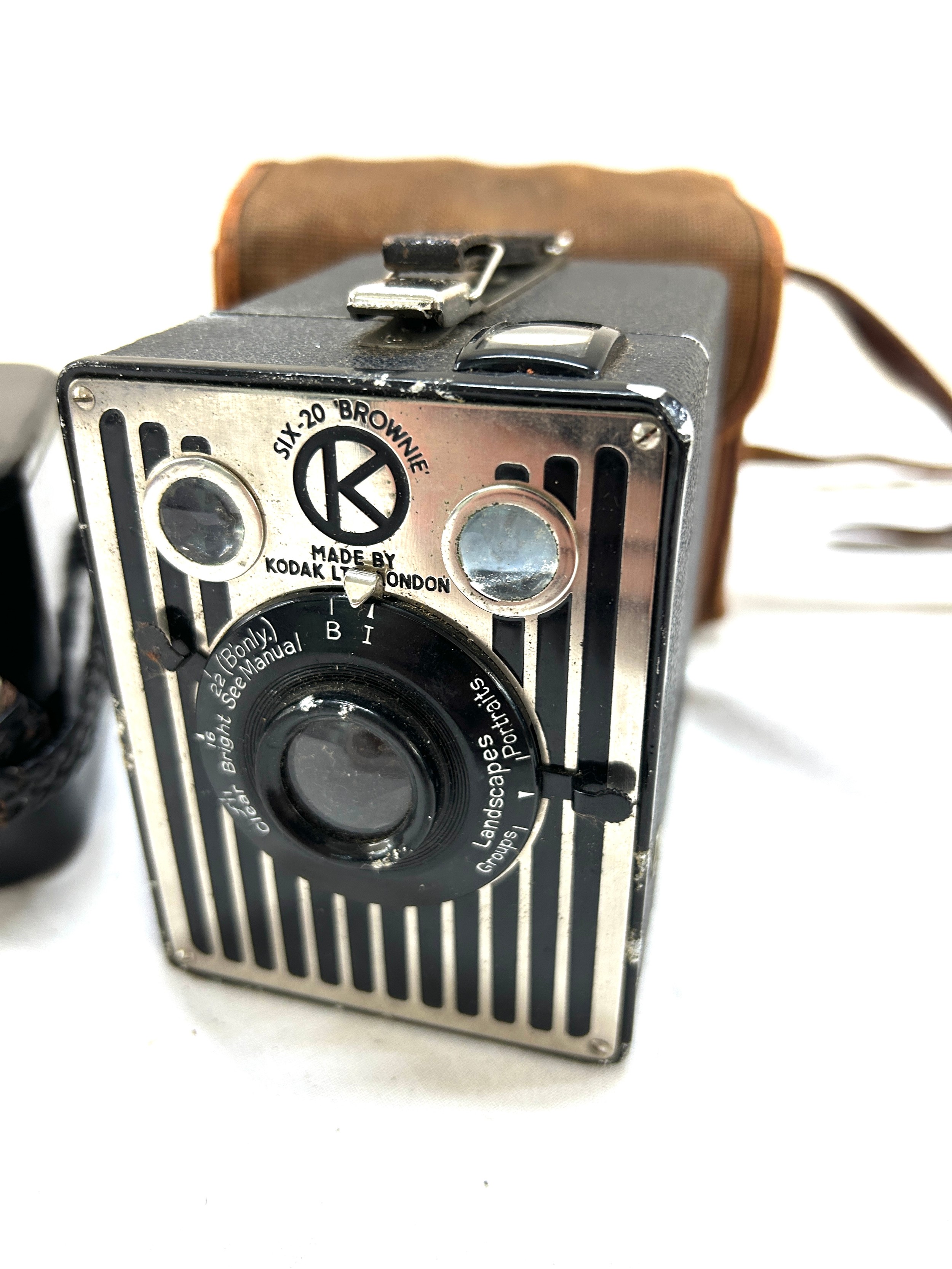 Two vintage cameras one Six-20 Brownie by Kodak and Six-20 bulls eye - untested - Bild 3 aus 3