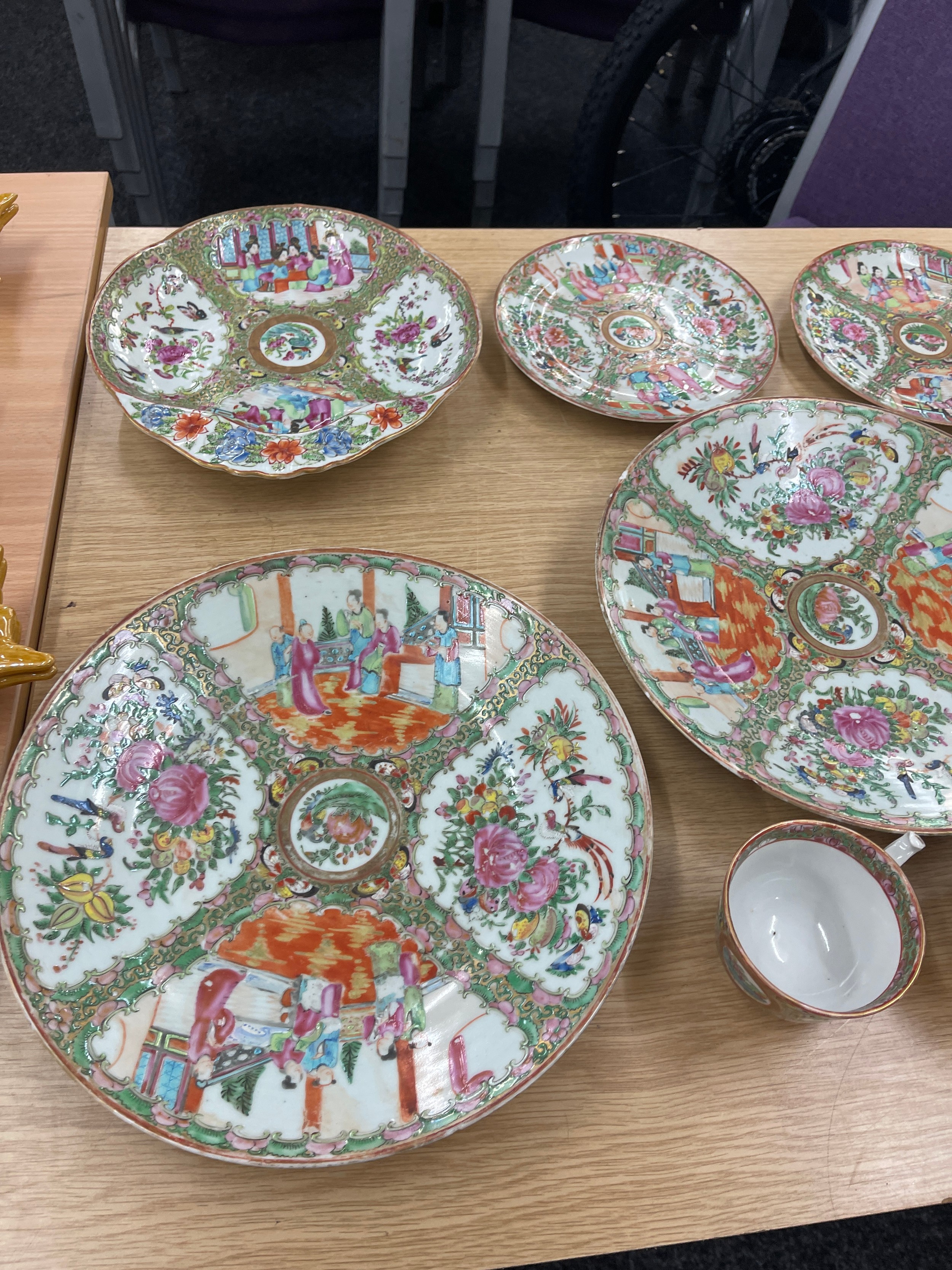 Oriental hand painted part dinner and tea service, no markings to base some pieces A/F - Image 4 of 5