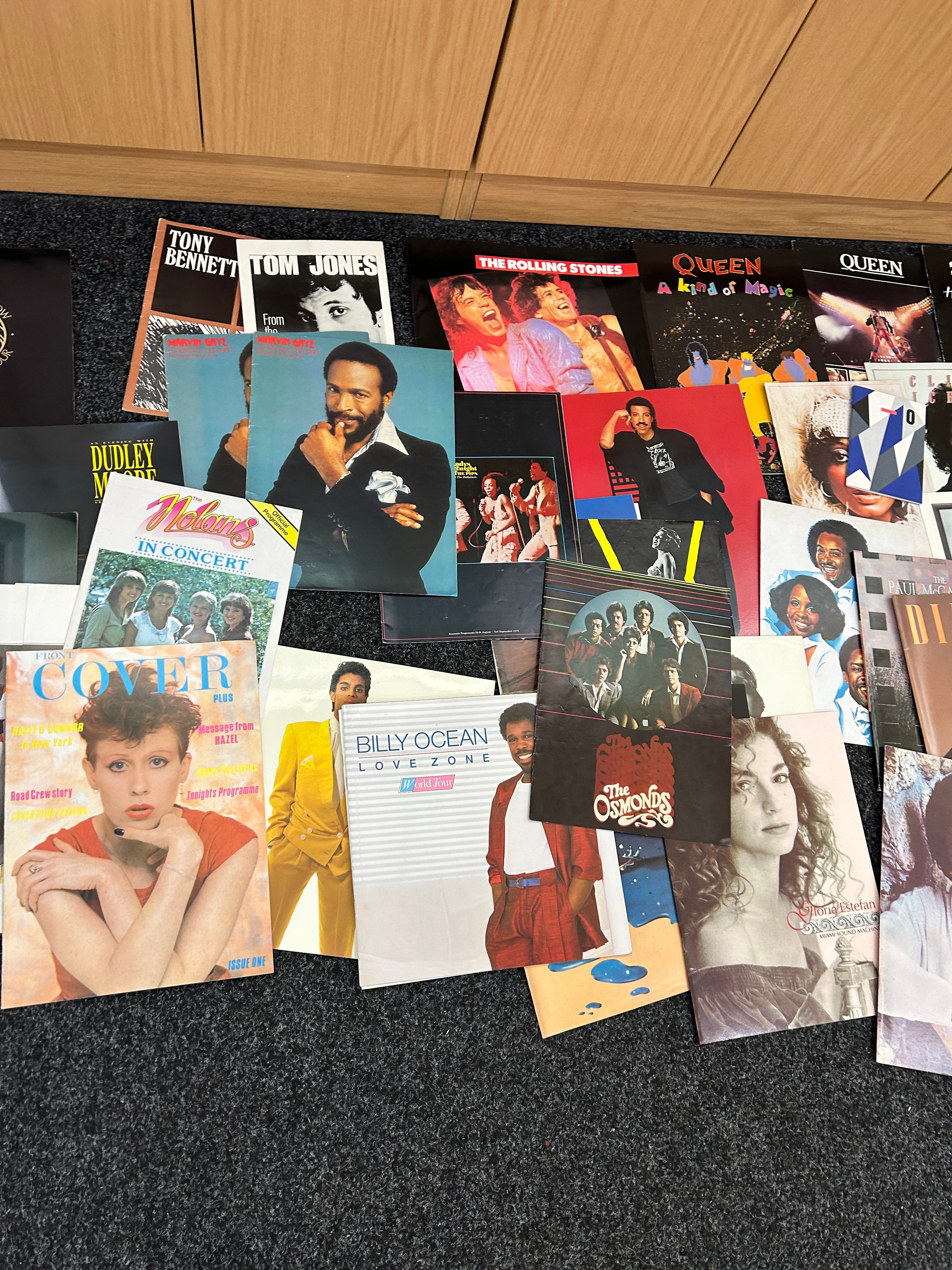 Selection of vintage celebrity tour programmes to include Neil Diamond, Queen, Rolling Stones etc - Bild 3 aus 5