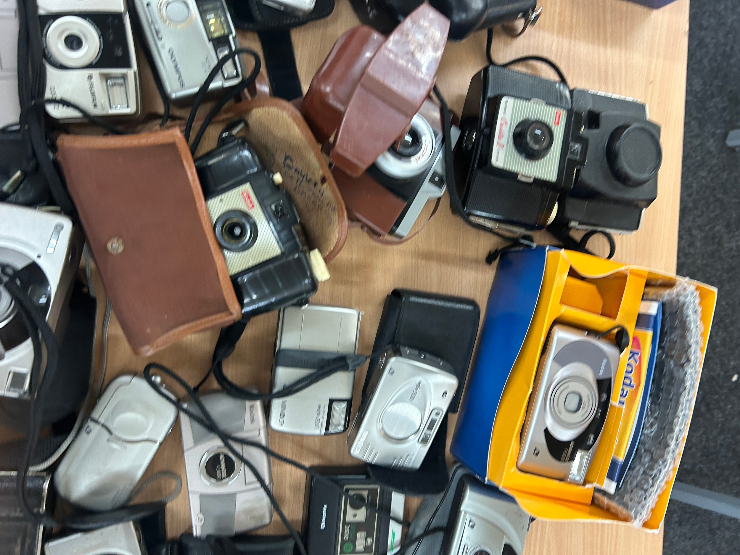 Selection of vintage and later cameras, all untested - Image 3 of 5