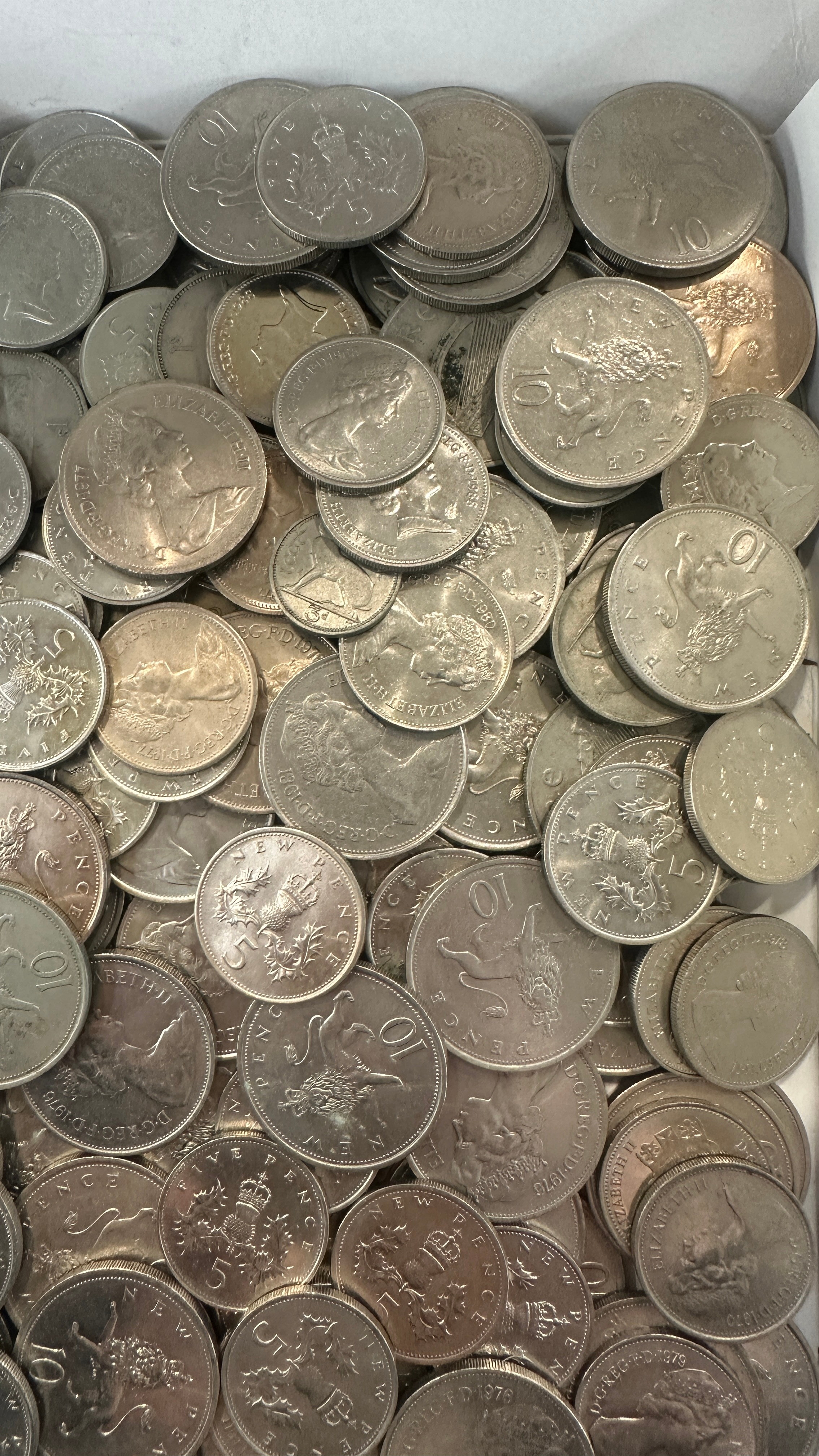 Tray of vintage coins includes 10ps and 5ps - Image 3 of 5