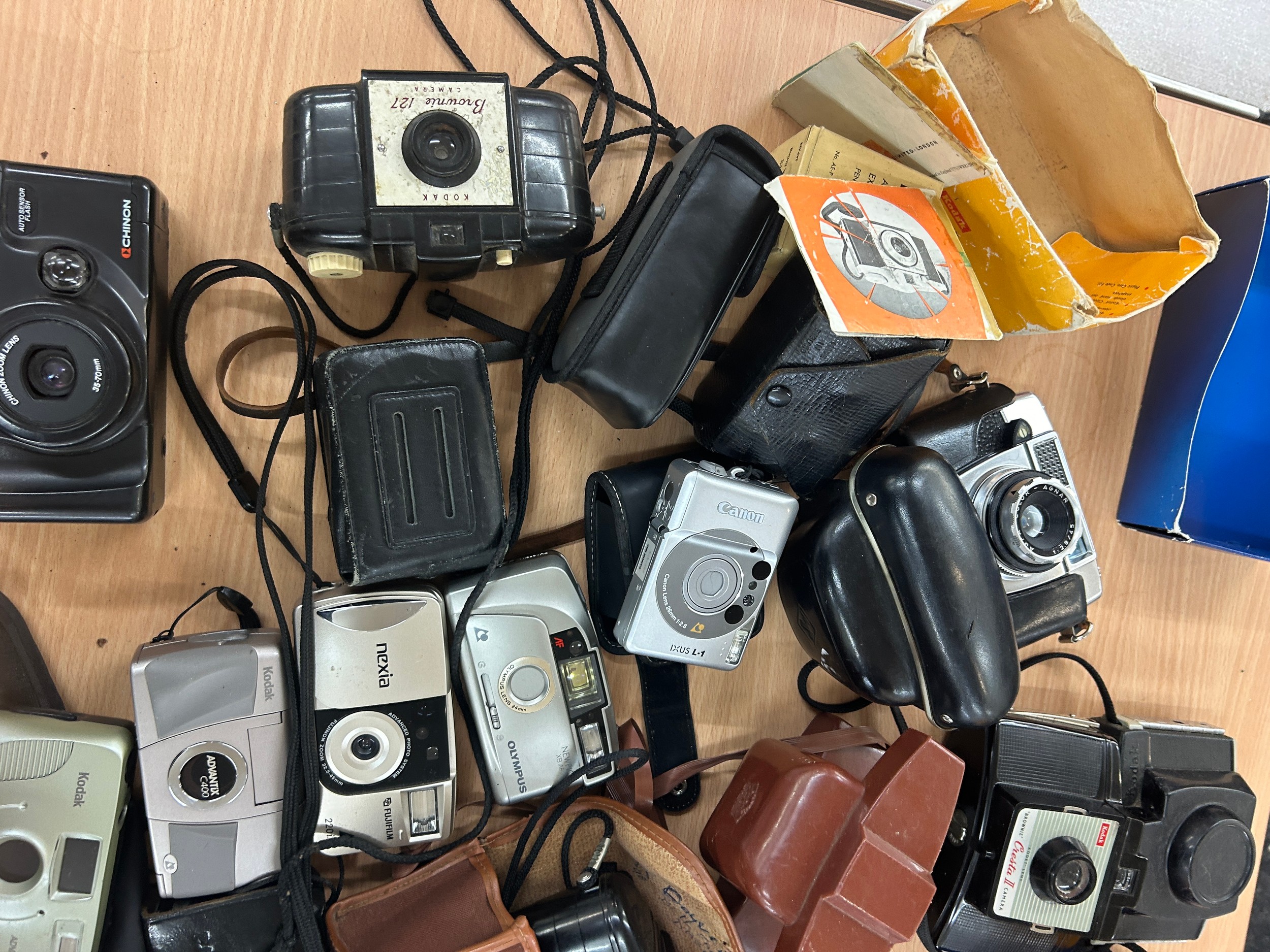 Selection of vintage and later cameras, all untested - Image 4 of 5