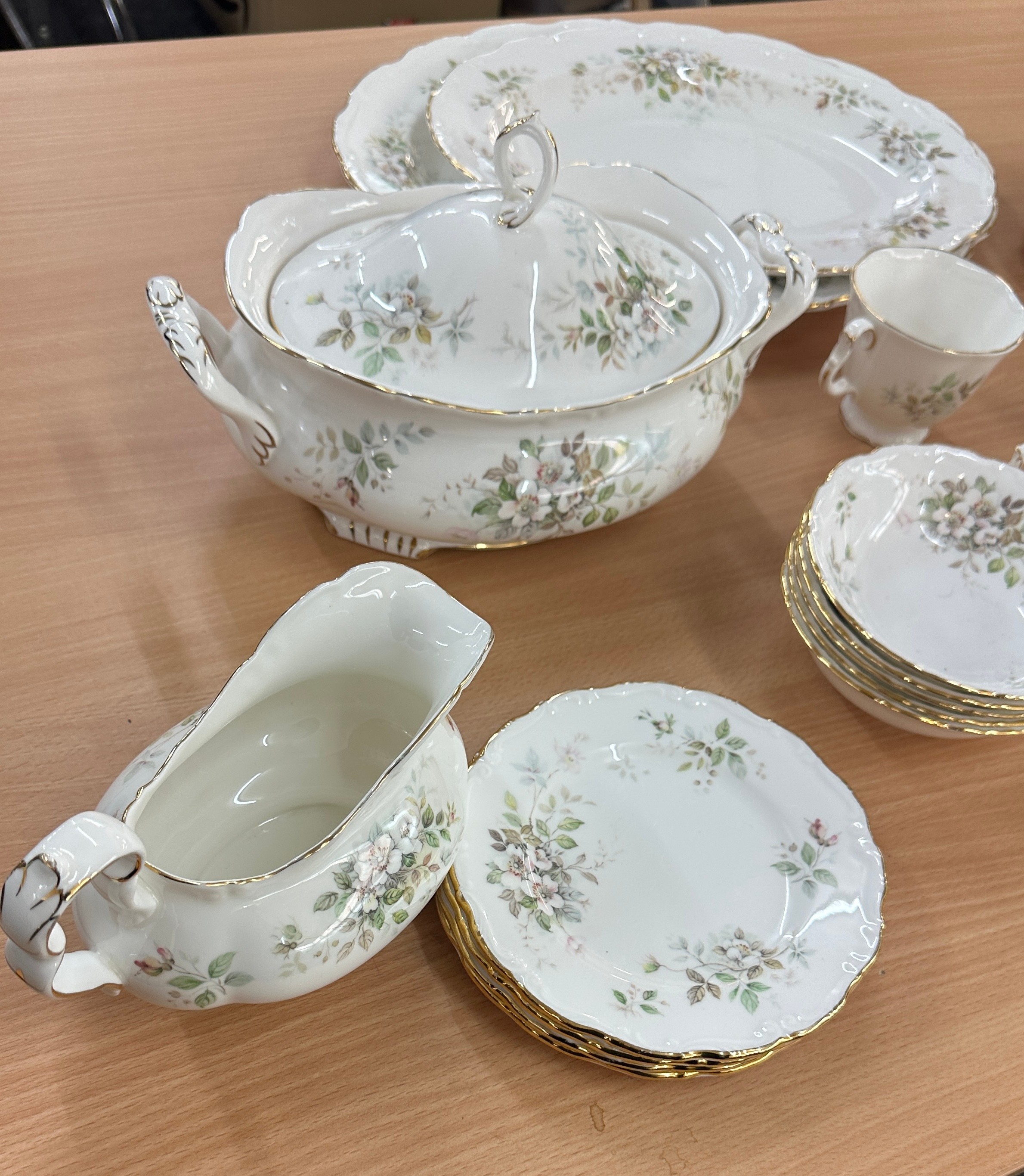 Selection of Royal Albert Haworth pattern part dinner service to include tureens, meat plates, - Image 5 of 5