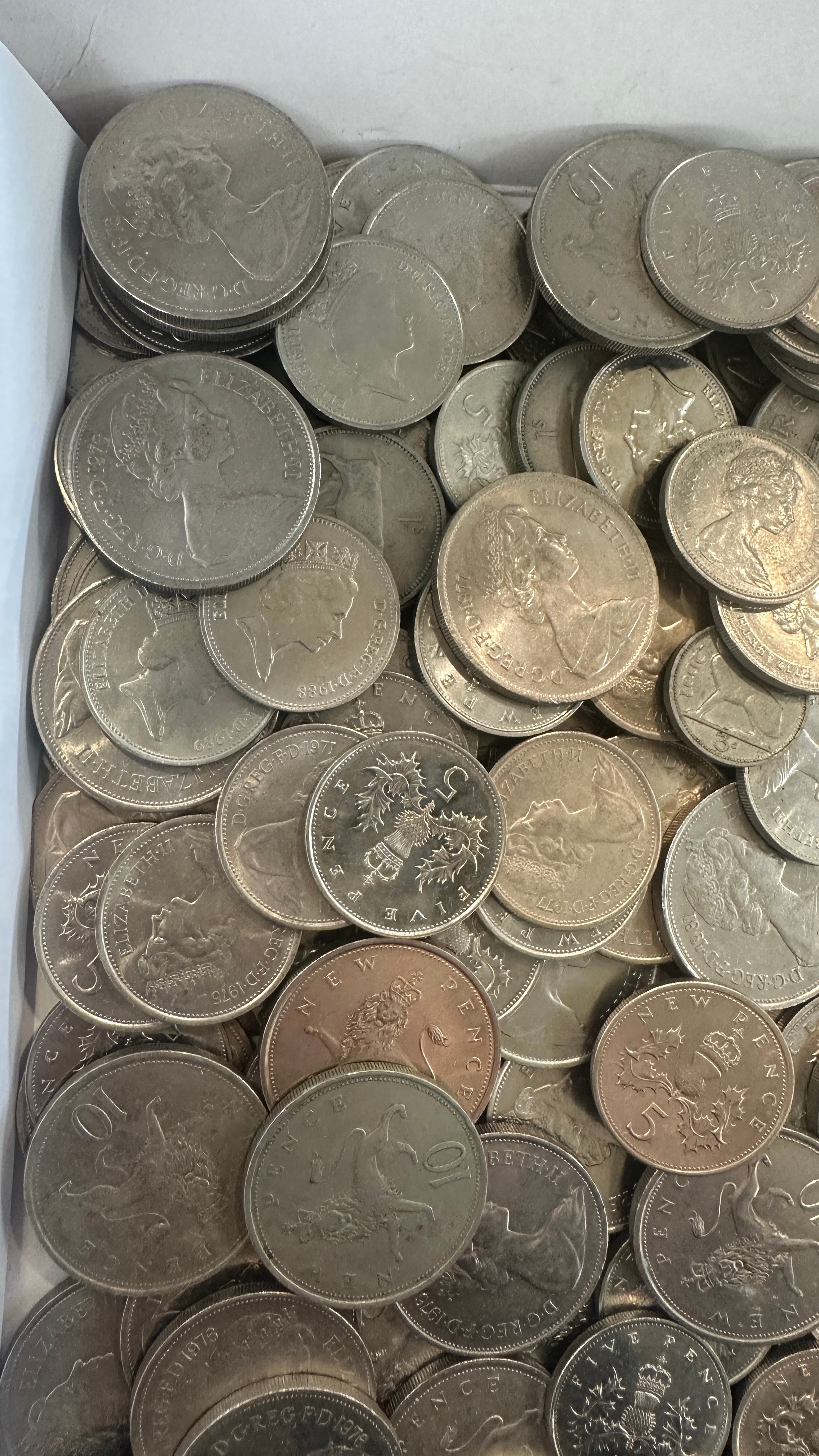 Tray of vintage coins includes 10ps and 5ps - Image 2 of 5