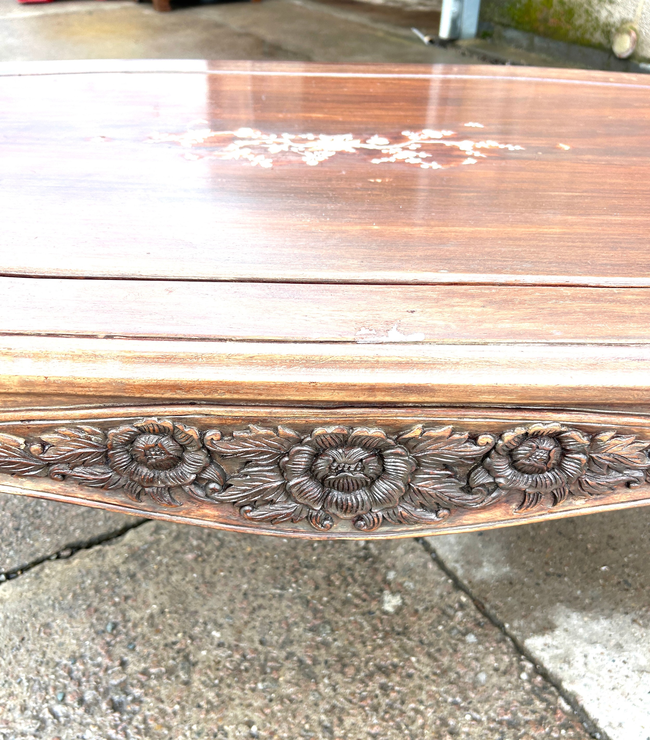 Mahogany inlaid coffee table with carved sides measures approx 21 inches tall, 48 wide and 27 deep - Image 3 of 3