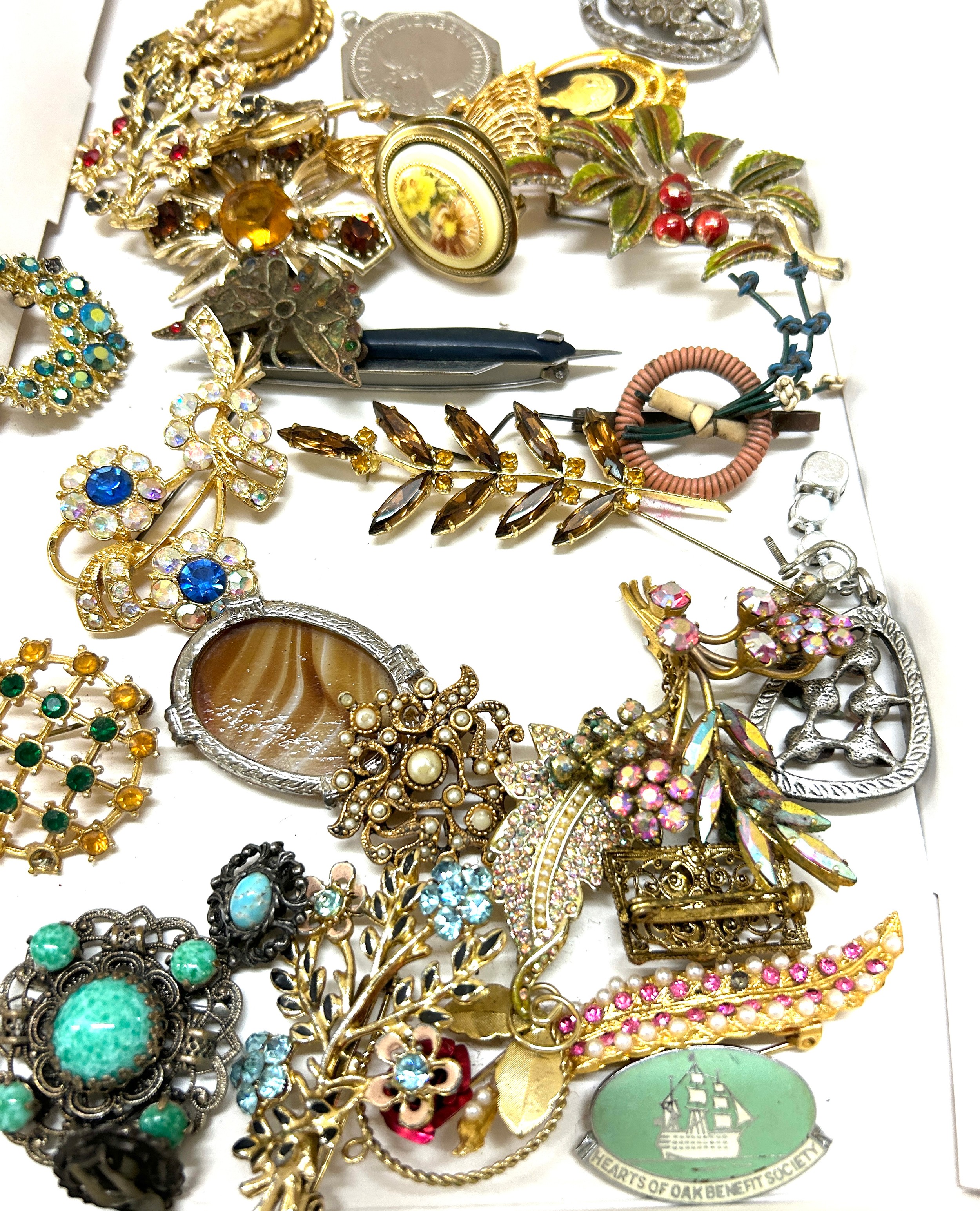 Tray of vintage and later brooches - Image 3 of 3