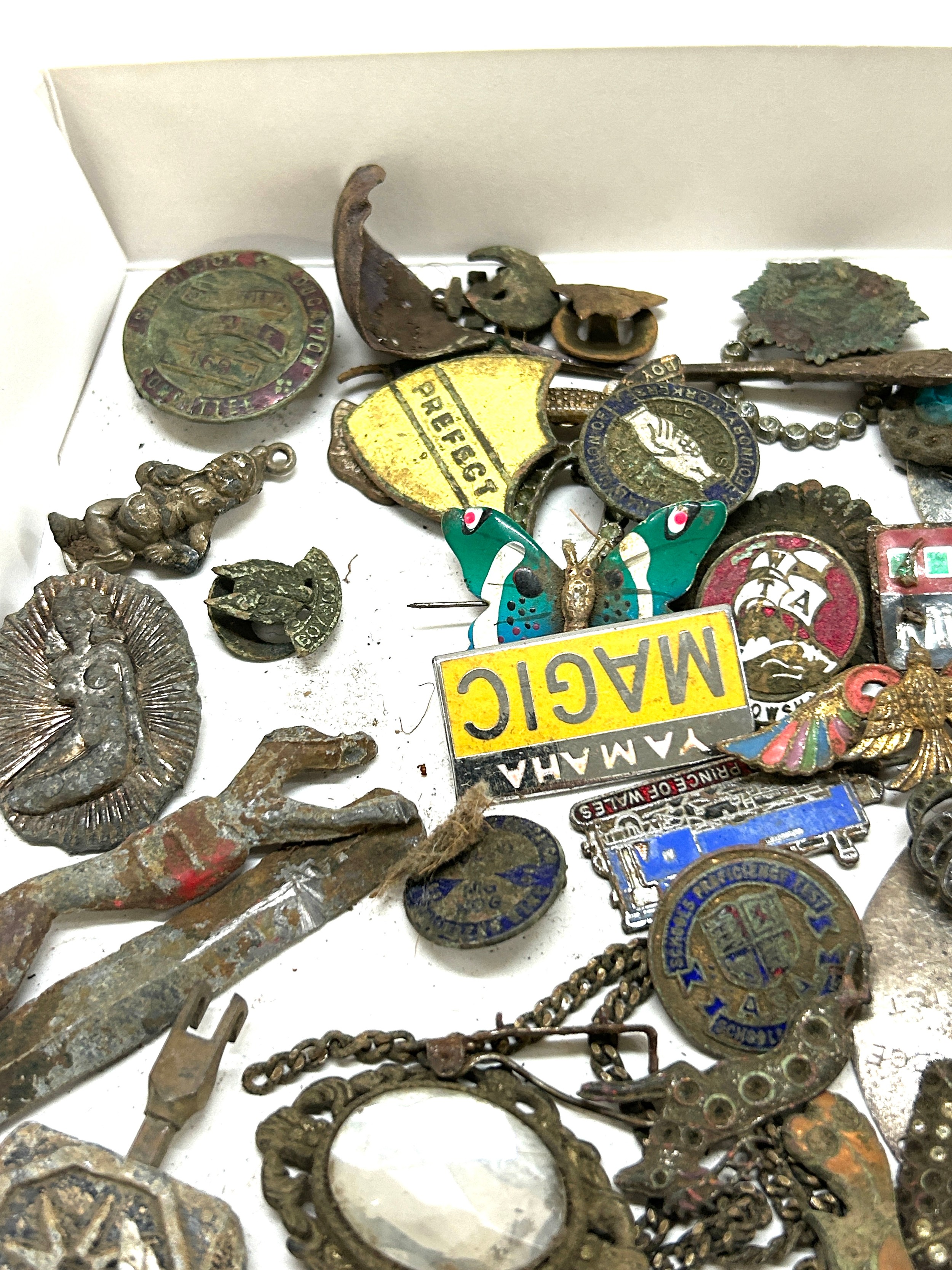 Tray of collectables includes badges etc - Image 2 of 5