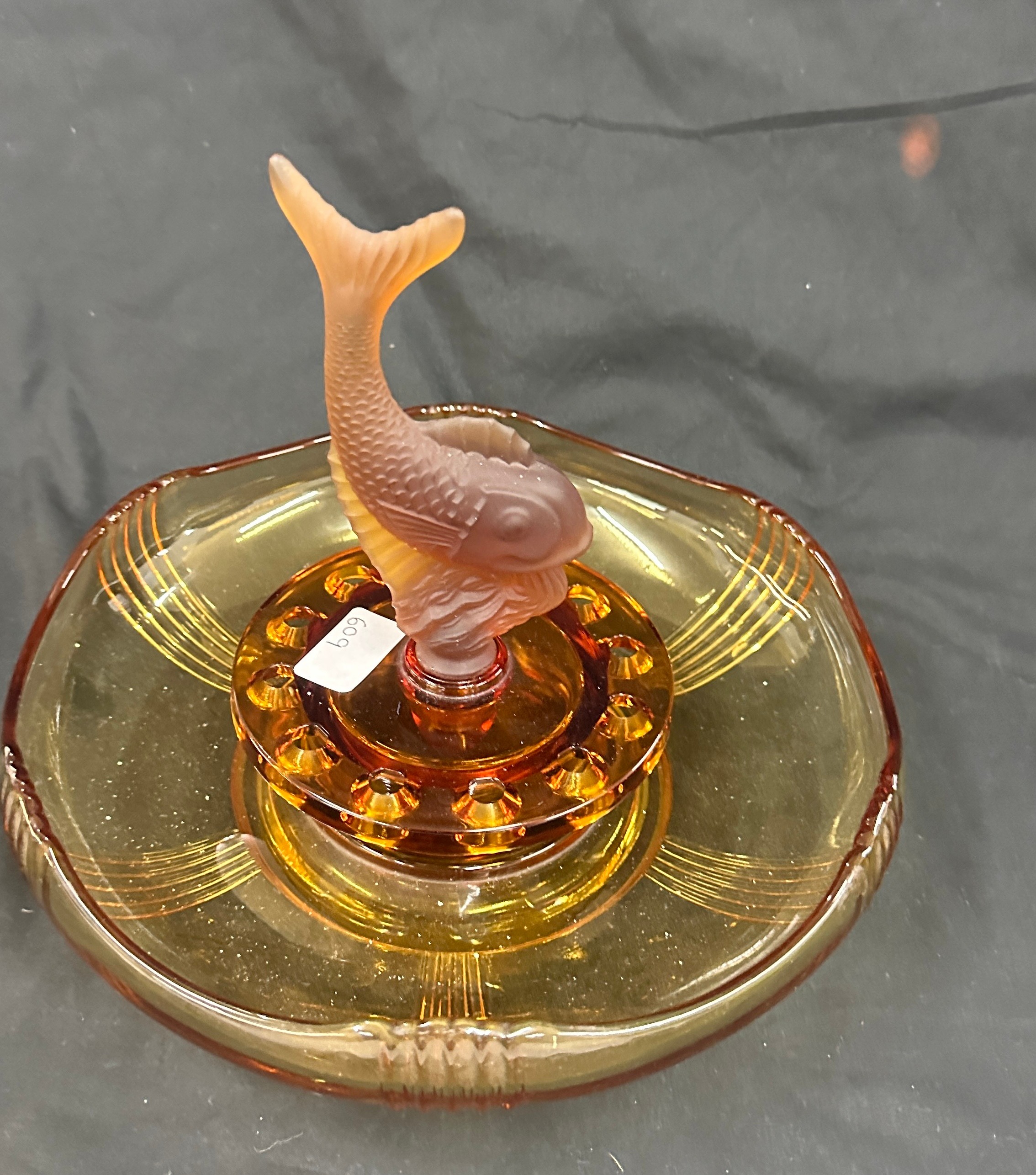 1930s amber glass flying fish bowl - Image 3 of 3