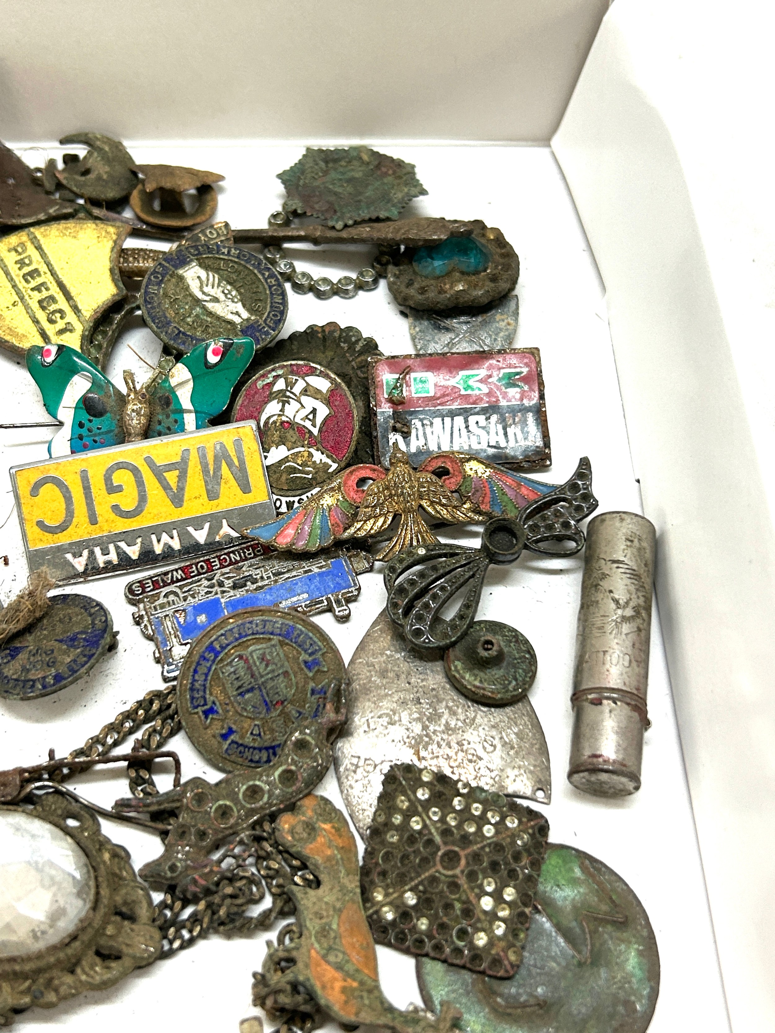 Tray of collectables includes badges etc - Image 3 of 5