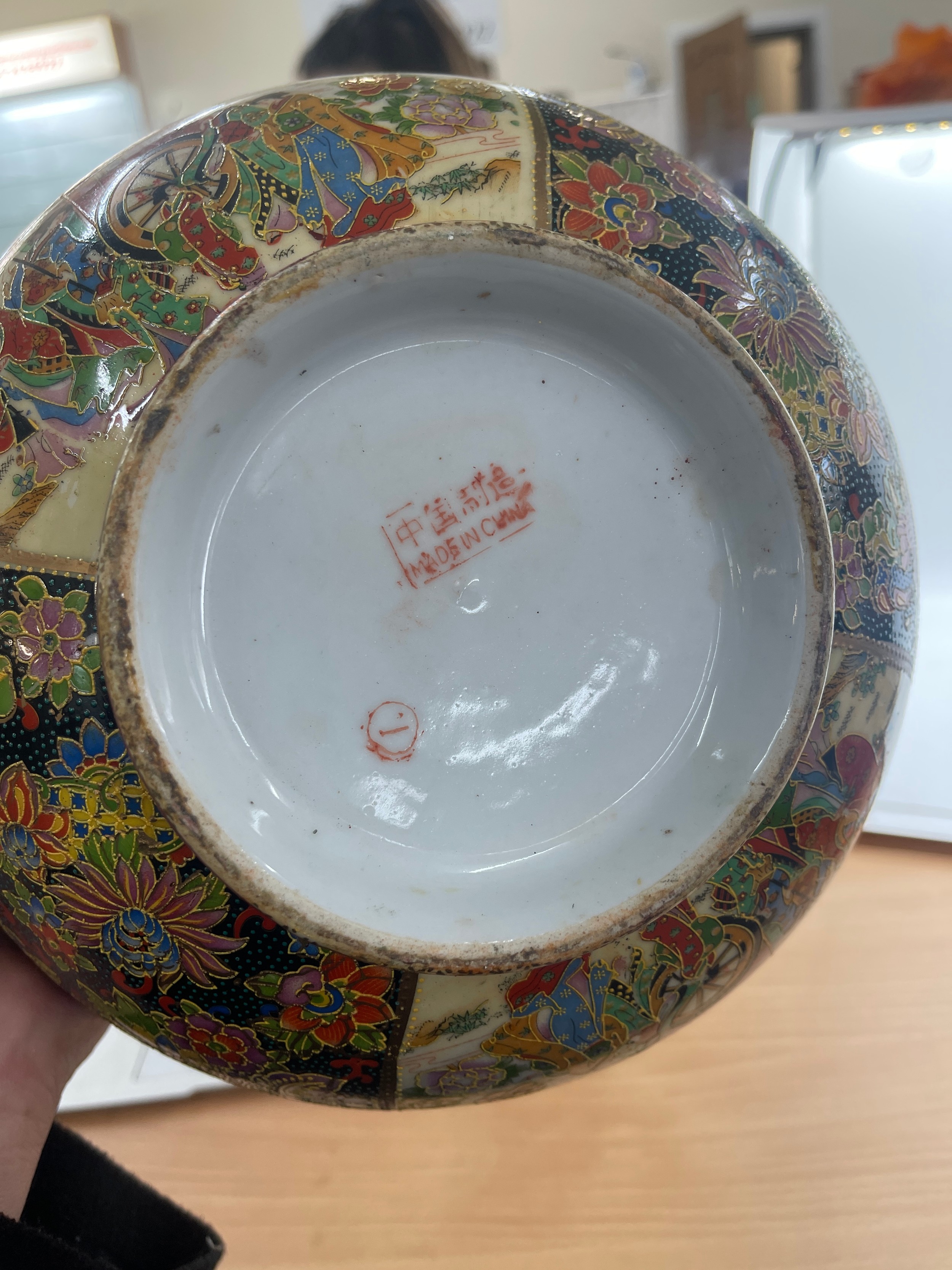 2 Japanese hand painted bowls, largest measures approximately 10 inches diameter 4.5 inches tall - Image 8 of 8