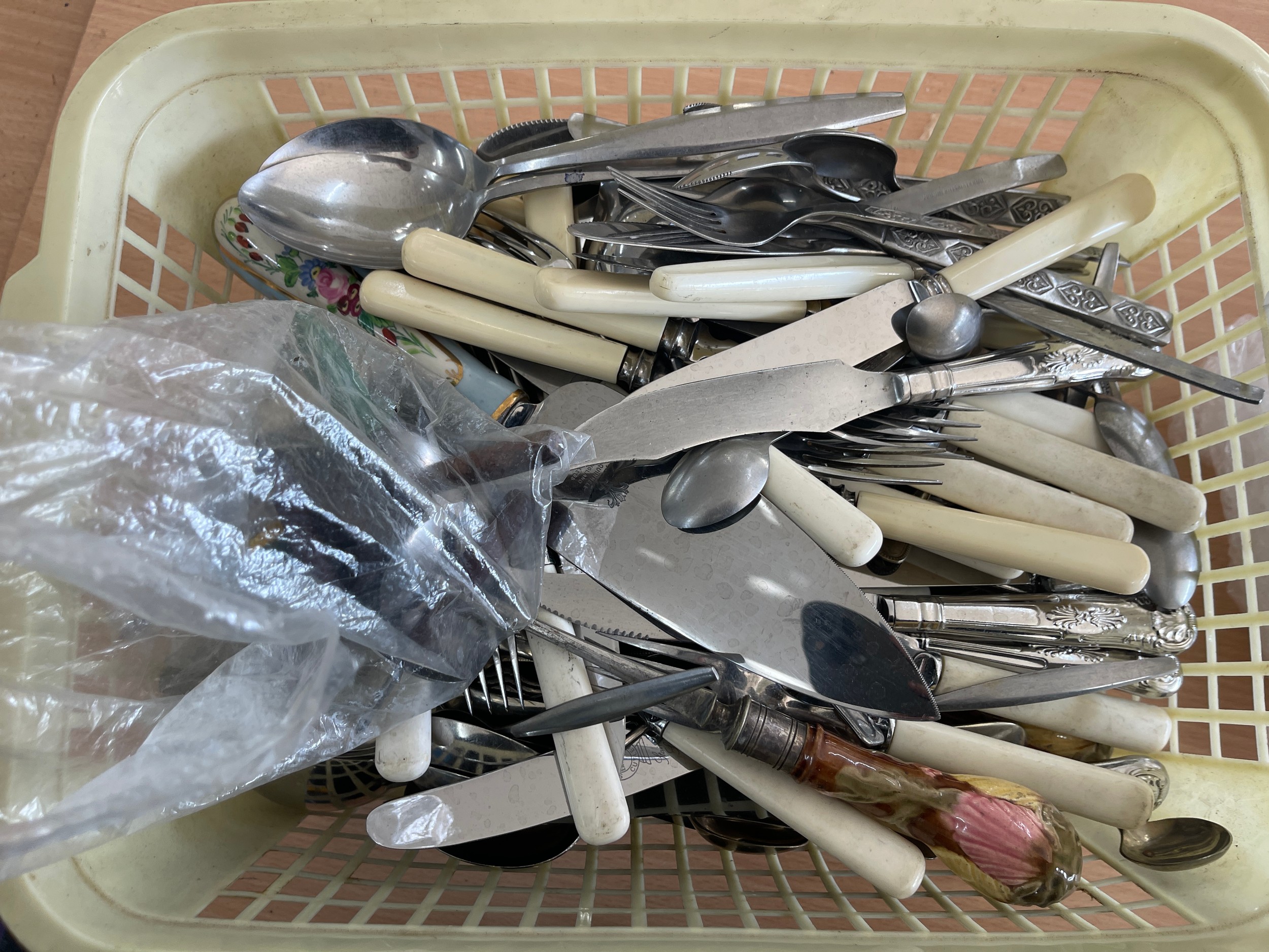 Quantity of vintage loose cutlery includes kings pattern etc