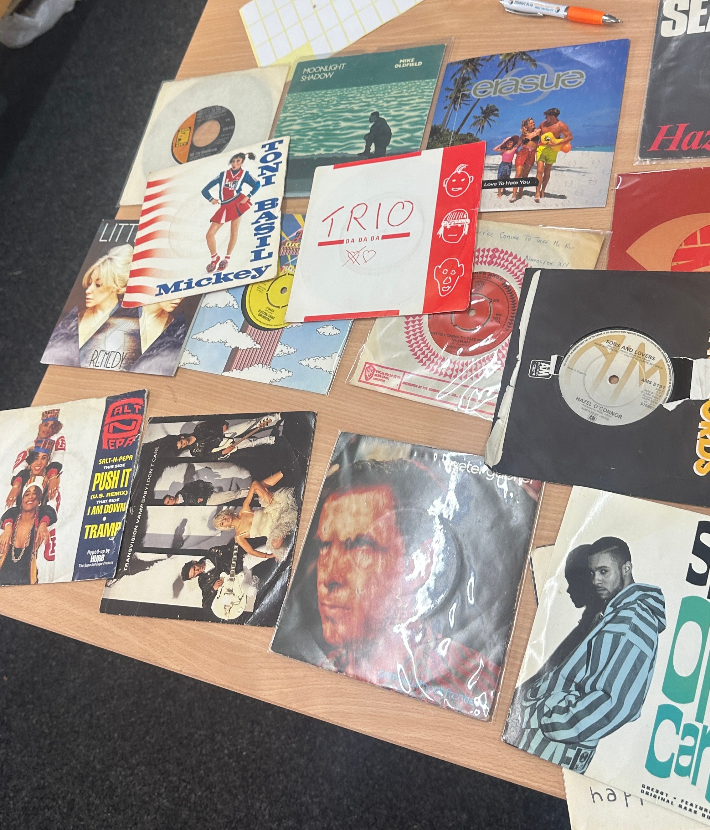 Selection of vinyl singles to include Rod Stewart, Shaggy, Queen etc - Bild 4 aus 5