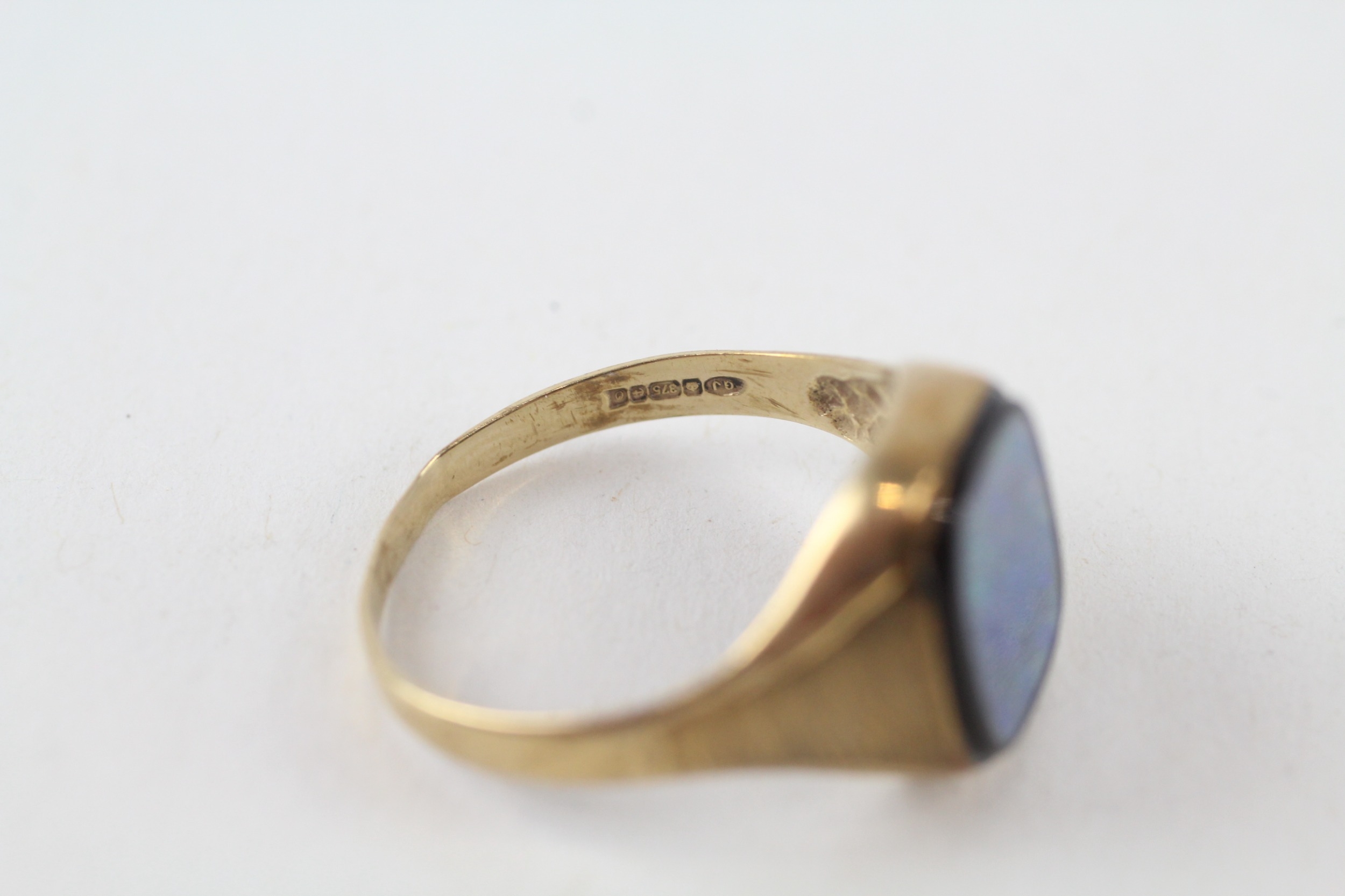 9ct gold 1980's opal double signet ring with bark effect shoulders (2.4g) - Image 4 of 5