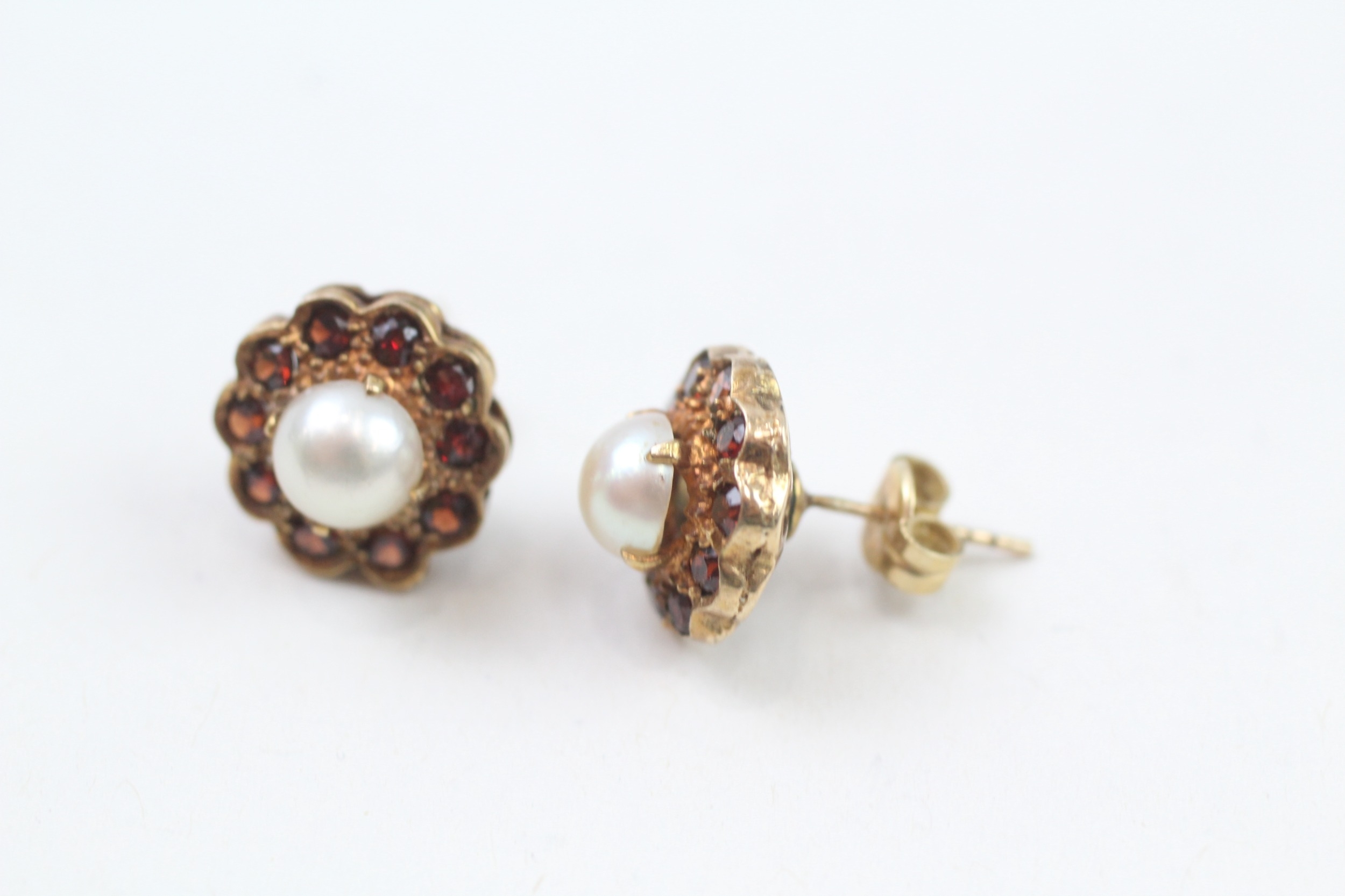 9ct gold vintage mabe pearl & garnet cluster stud earrings with scroll backs (3g) - Image 2 of 4