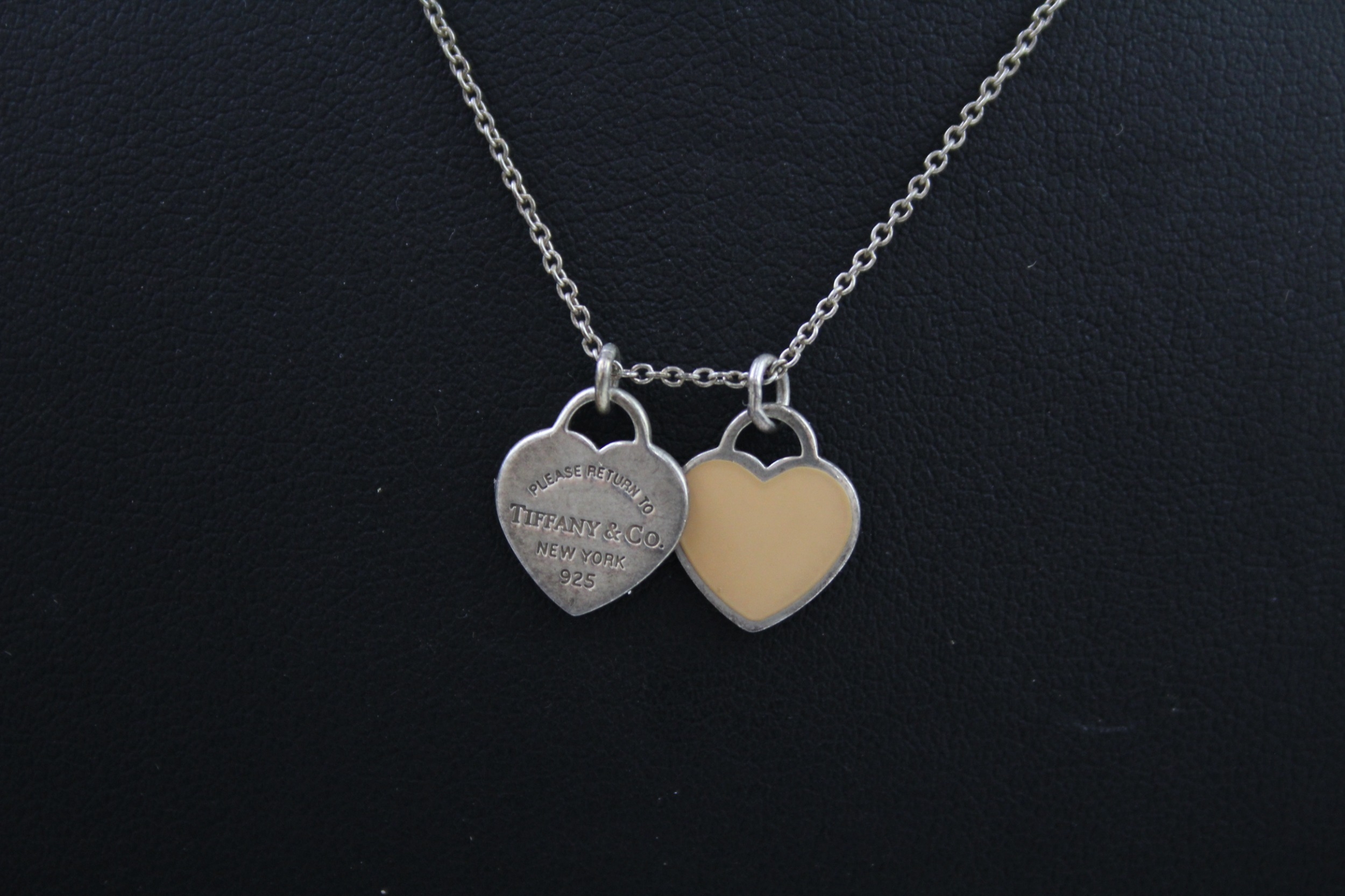 Silver necklace with two heart pendants by designer Tiffany & Co (3g) - Image 4 of 6